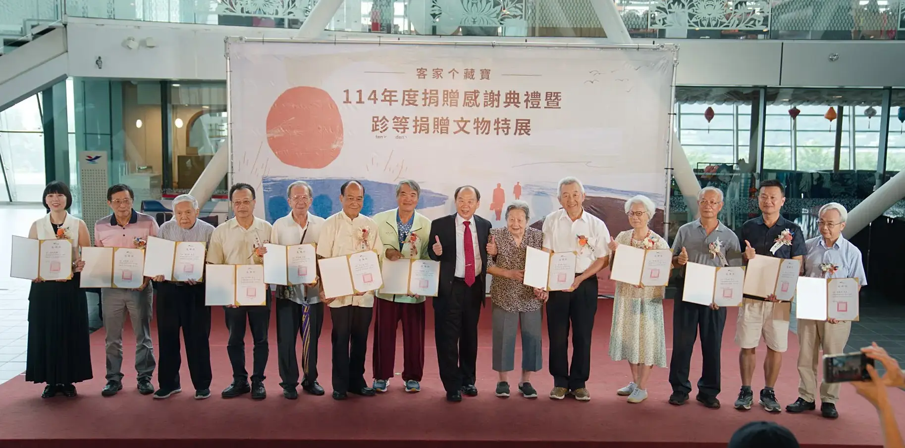 《跈等tenˇ denˋ》捐贈文物特展,50件文物捐贈人代表,共同啟動開幕。廖文琪攝