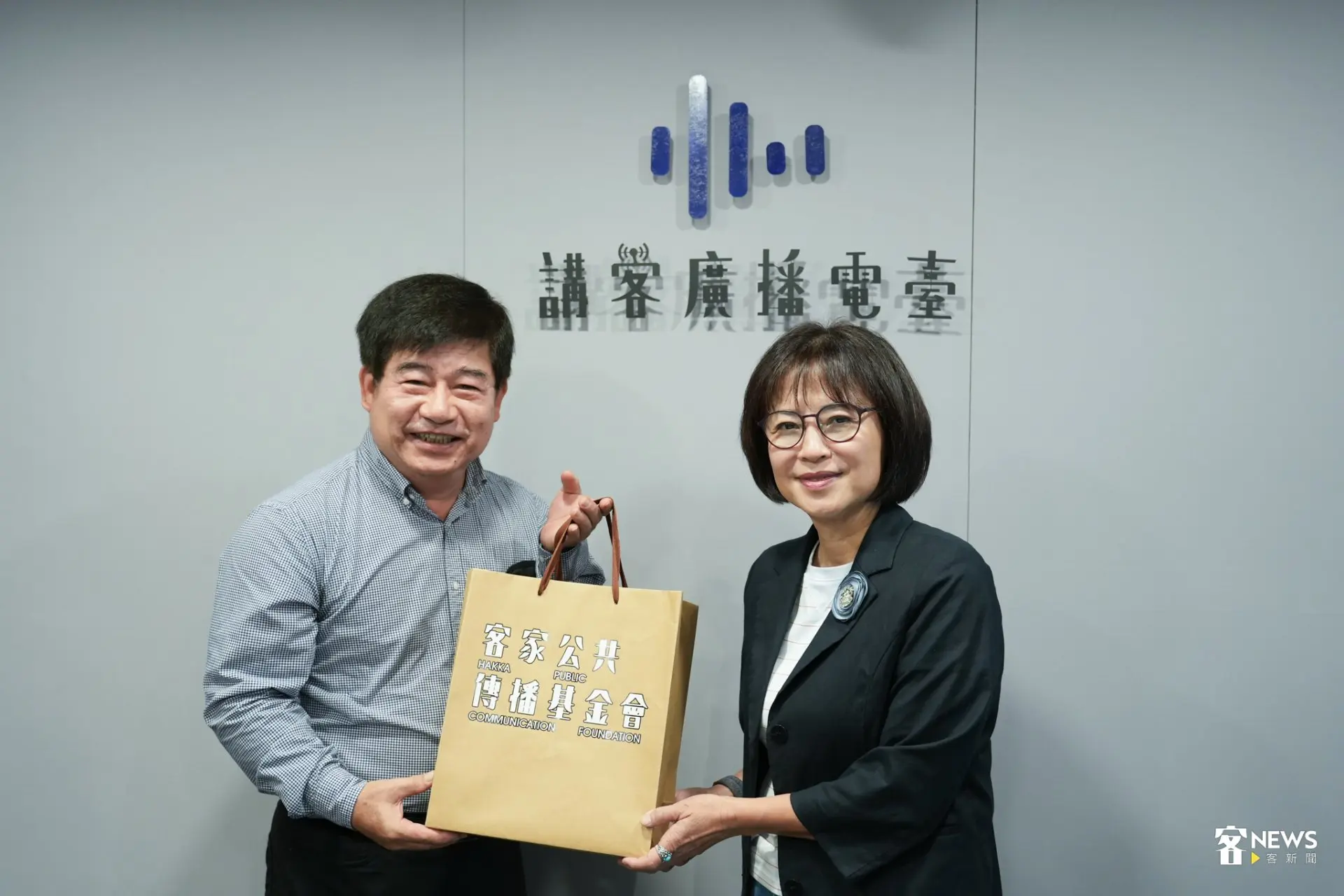 林月琴(右)與客傳會董事長宋廷棟(左)合影。李台源攝