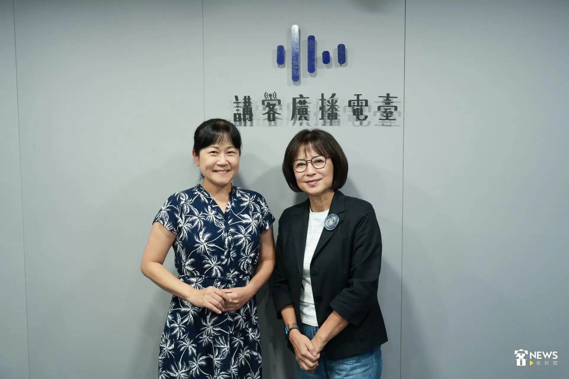 林月琴(右)與節目主持人宋菁玲(左)合影。李台源攝