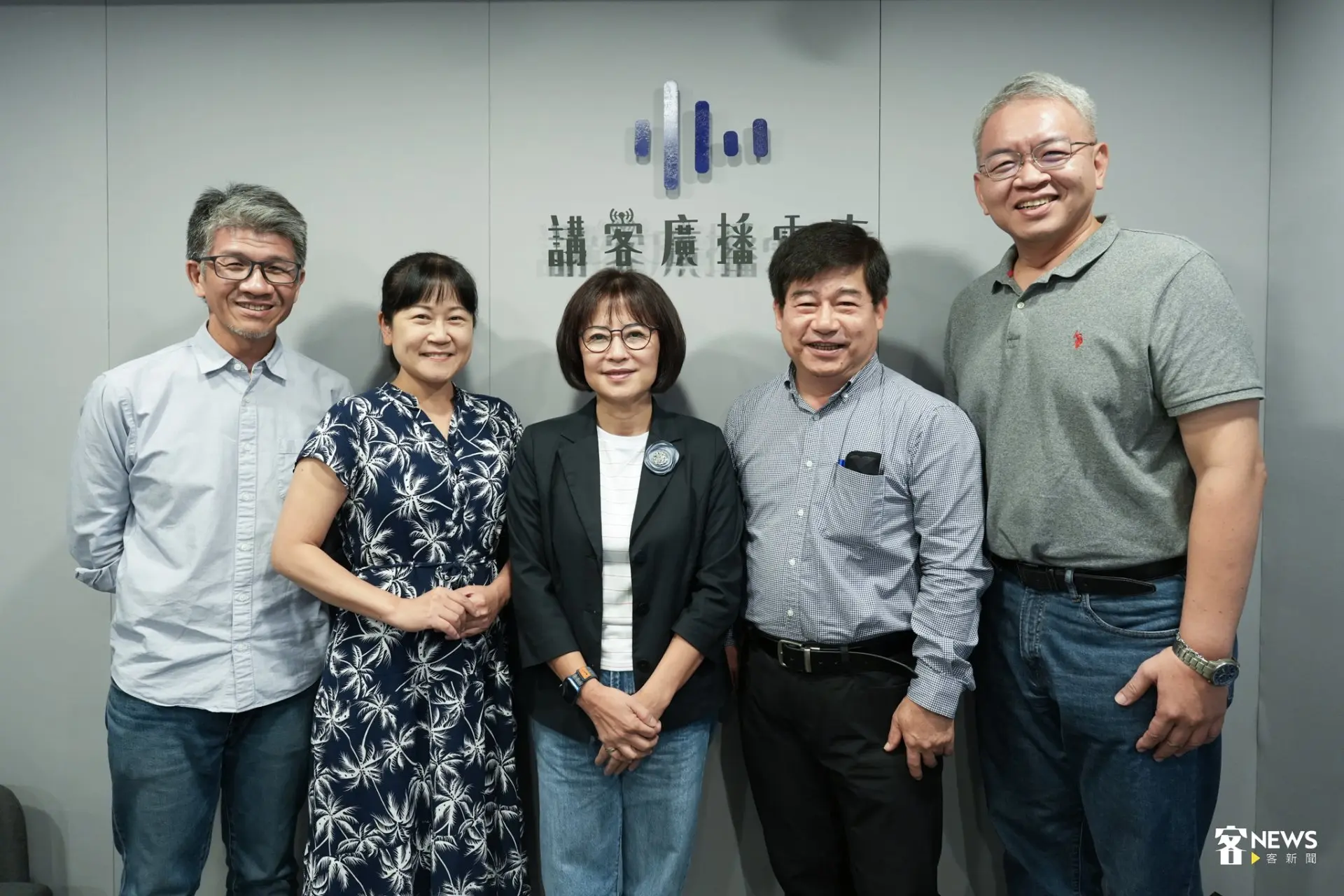 林月琴(中)與主持人宋菁玲(左二)、客傳會董事長宋廷棟(右二)、講客電臺臺長曾盈勲(右)、客新聞總編輯莊勝鴻(左)。李台源攝