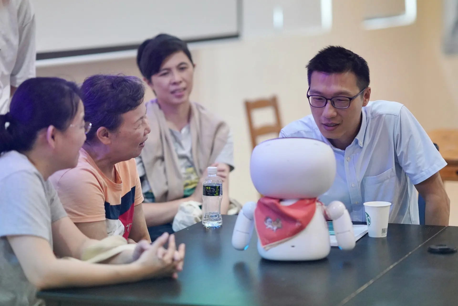與會人士用機器人阿知牯測試自己的客語能力。莊勝鴻攝
