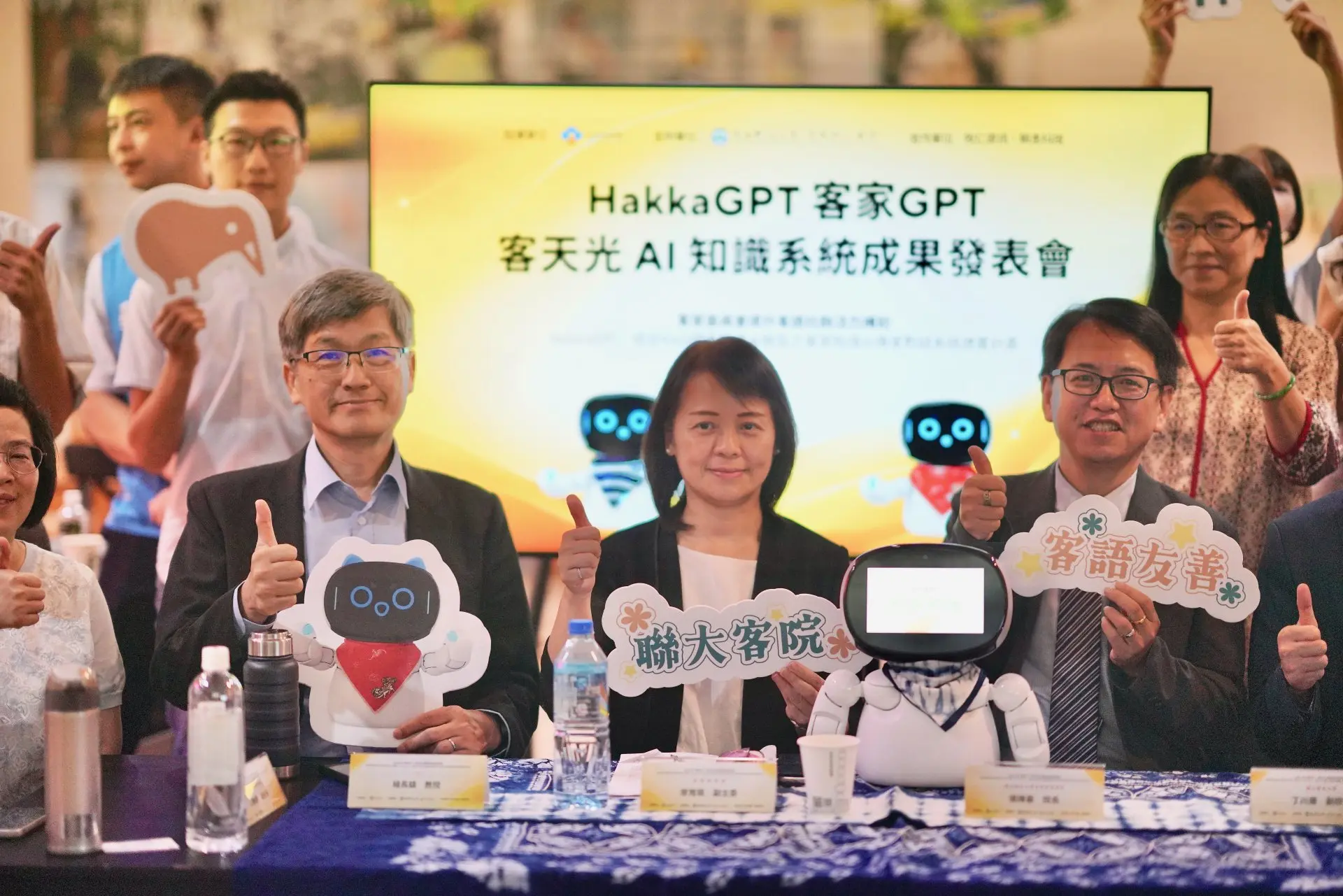 聯合大學客家學院研發的客家GPT讓客語AI又向前邁出一步。左起客委會前主委楊長鎮、客委會副主委廖育珮、聯合大學客家學院院長張陳基。莊勝鴻攝