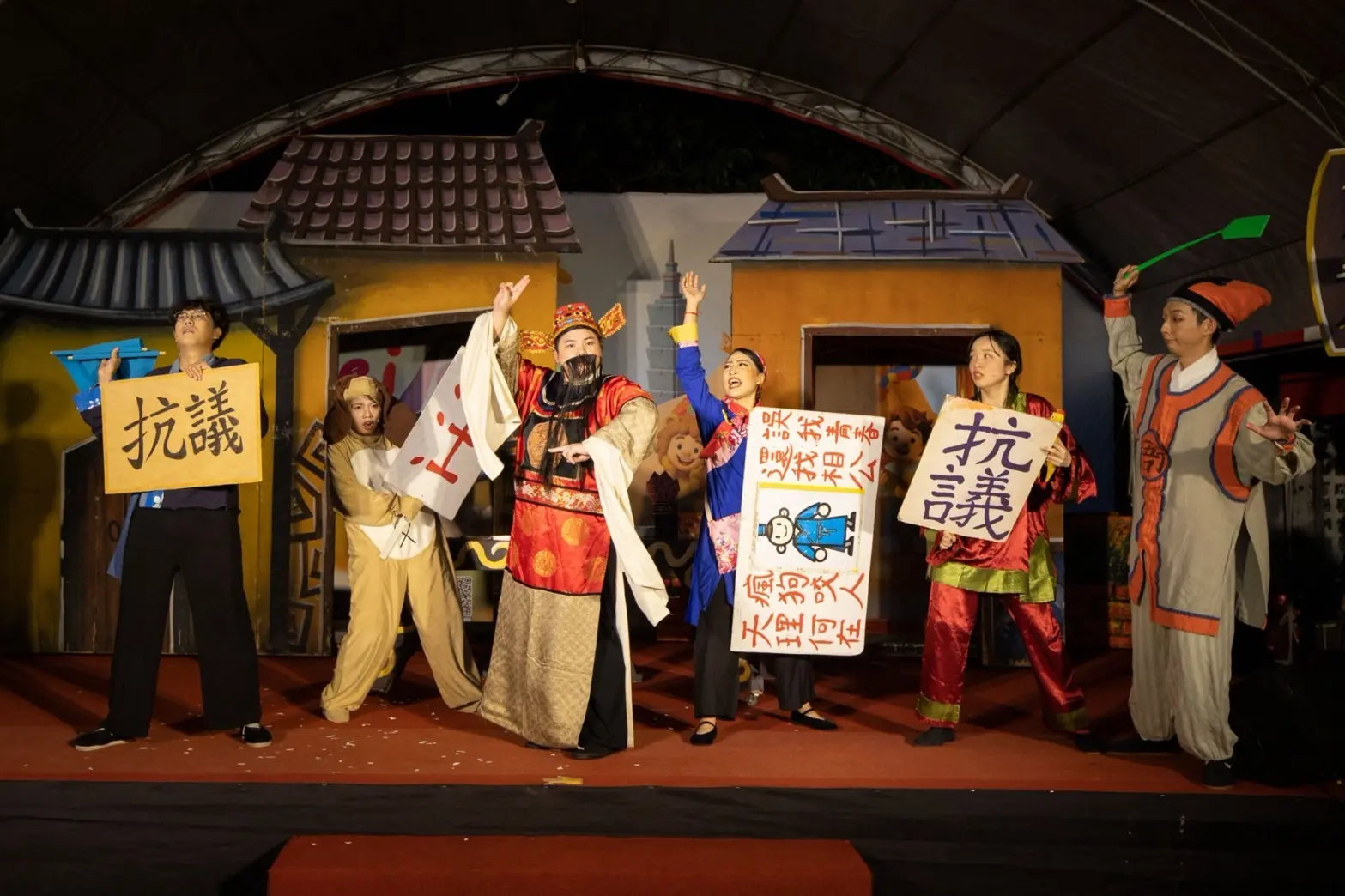透過戲劇、舞蹈與互動演出,帶領民眾認識客家語言與文化。北市客提供