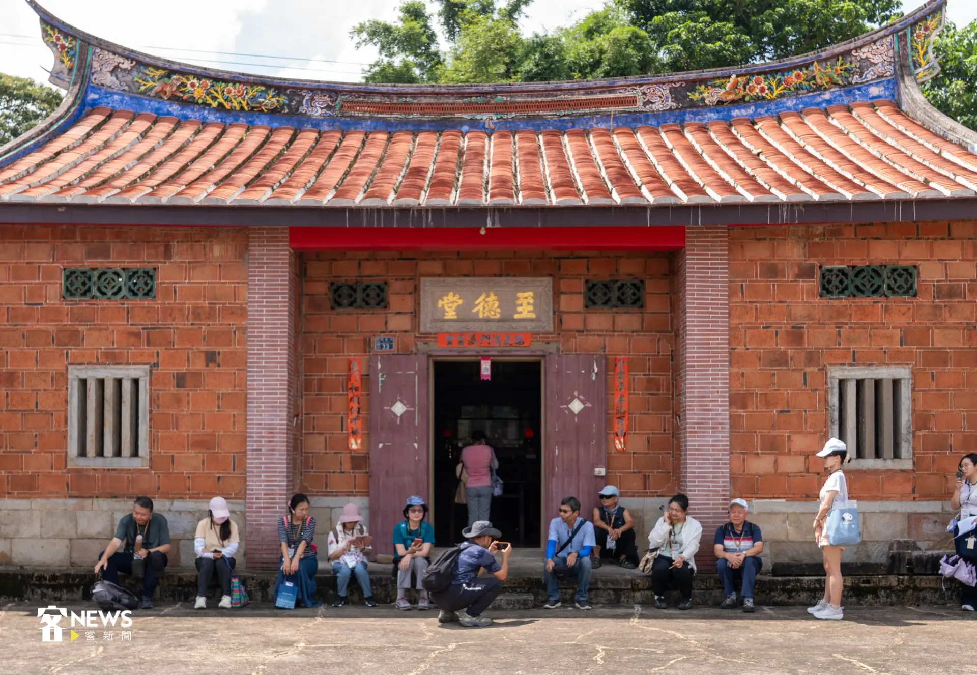 羅烈師教授帶領民眾到吳濁流故居走讀，講述吳濁流的文學與在當代的影響性。李宥妍攝