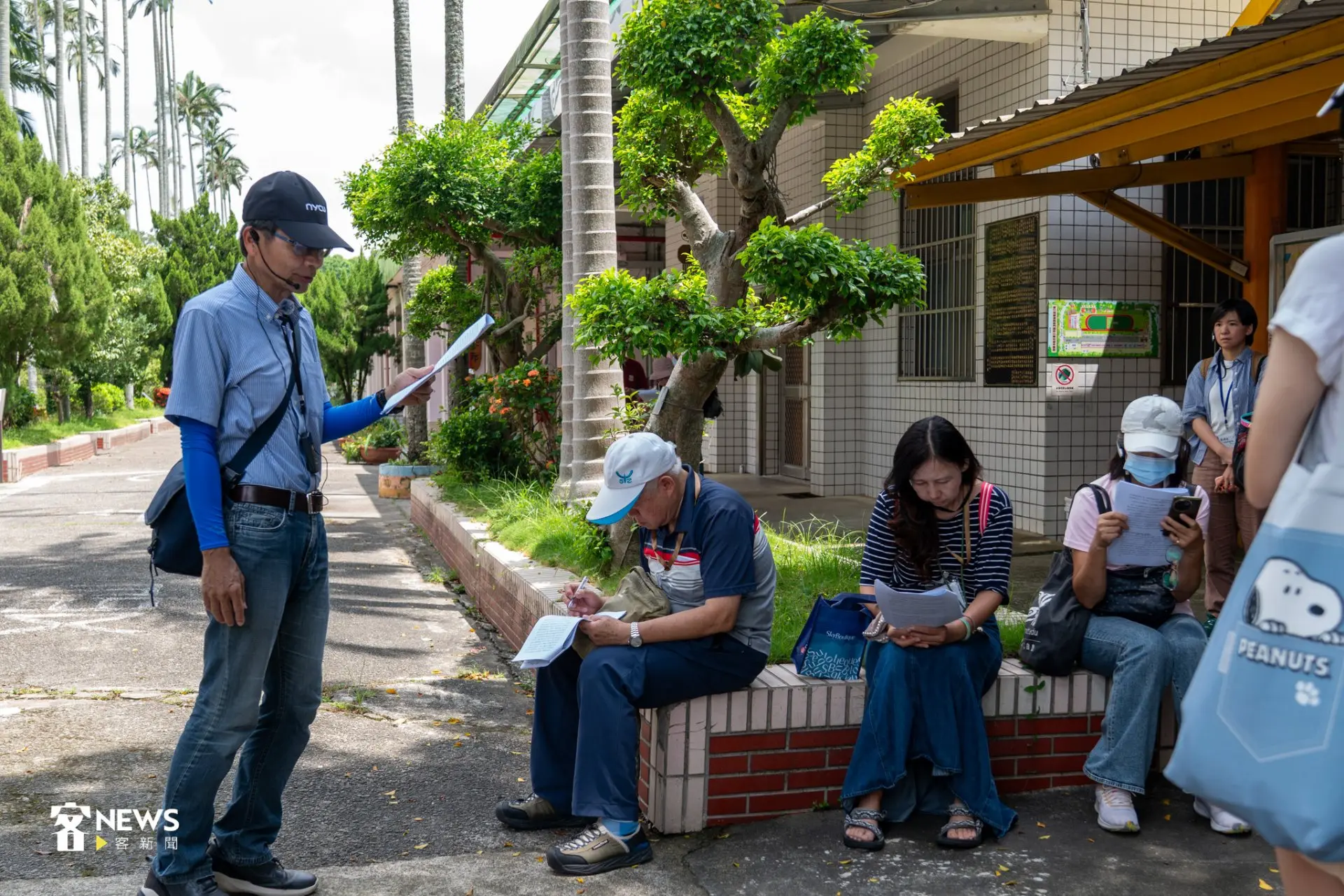 走讀參與者來到吳濁流第一所任教的台灣公學校照門分教場（今照門國小）。李宥妍攝