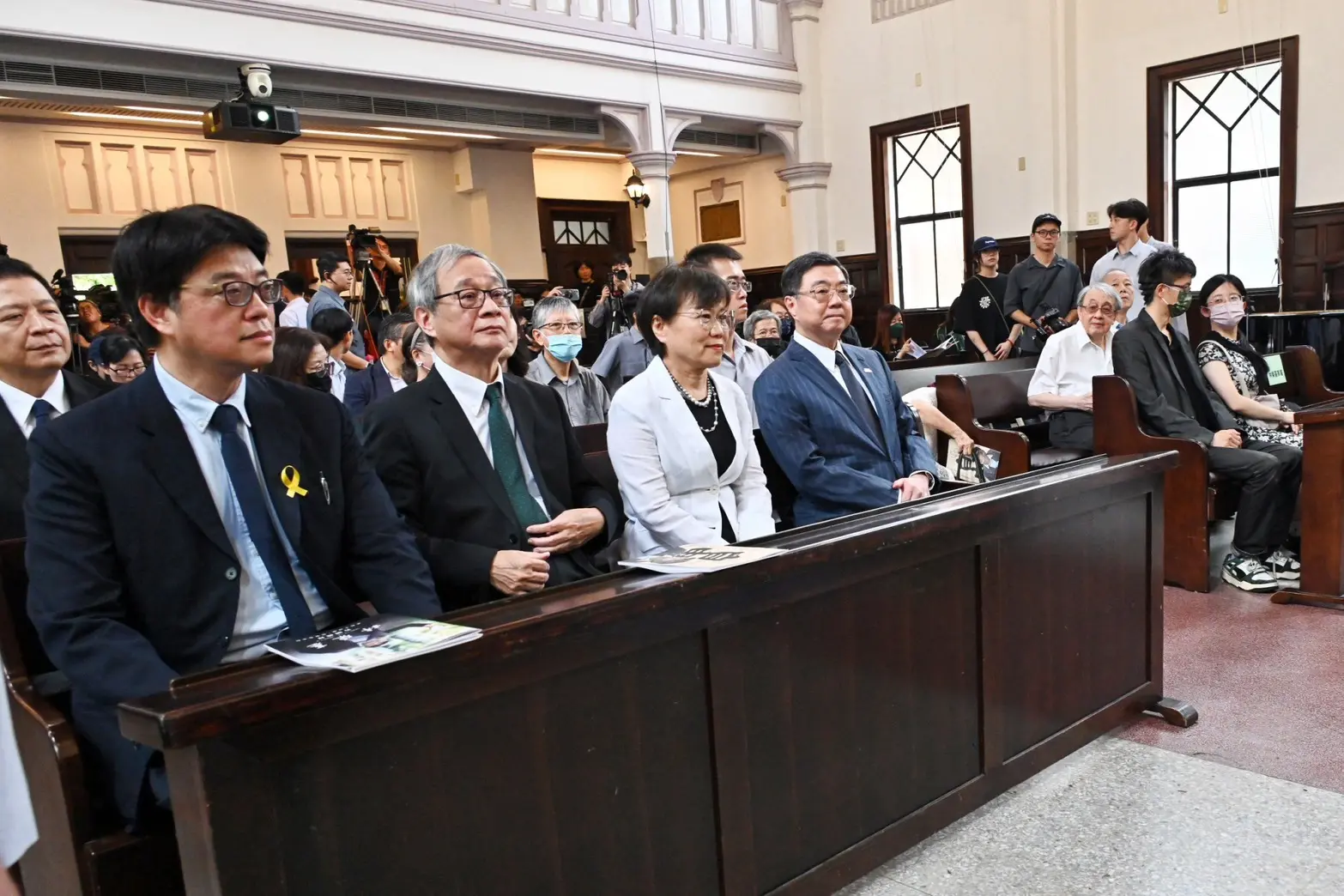 包括內政部長劉世芳（左3）、文化部長李遠（左2）、大陸委員會主委邱垂正（左1）等人均出席林榮基告別禮拜。行政院提供