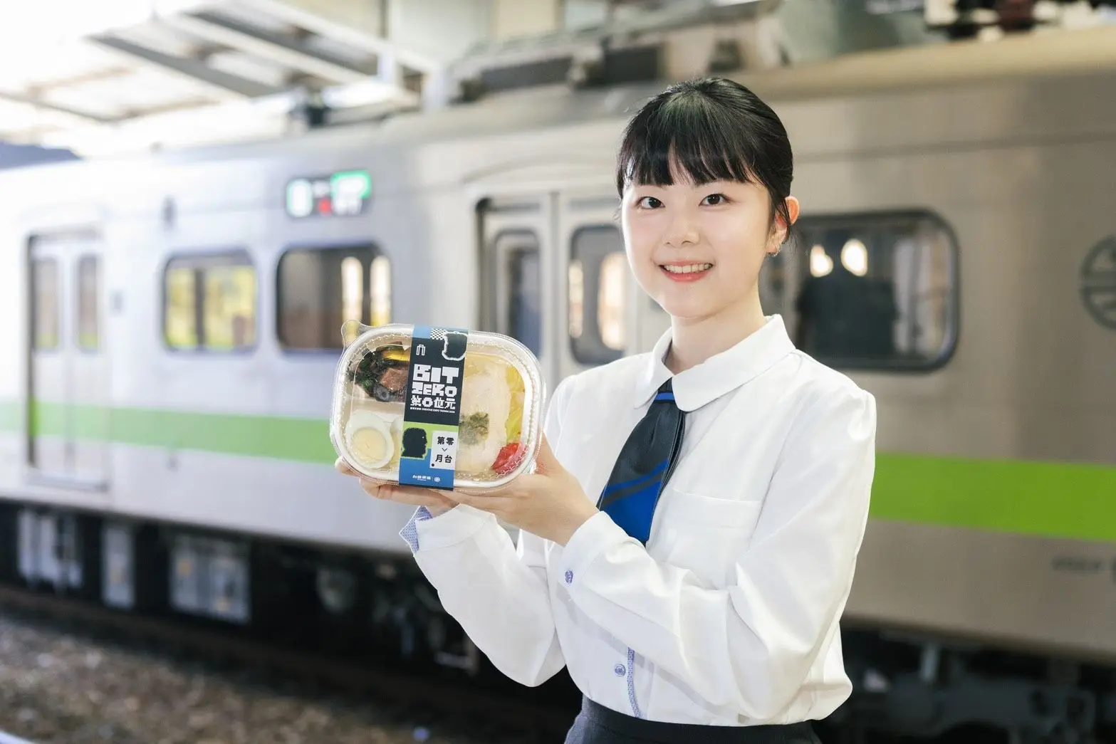 「第零月台」餐盒將於8月期間,在台鐵台北夢工場、松山夢工場、南港夢工場,及車站基隆販賣台、羅東販賣台、七堵販賣台、汐止販賣台、樹林販賣台開賣。台鐵提供