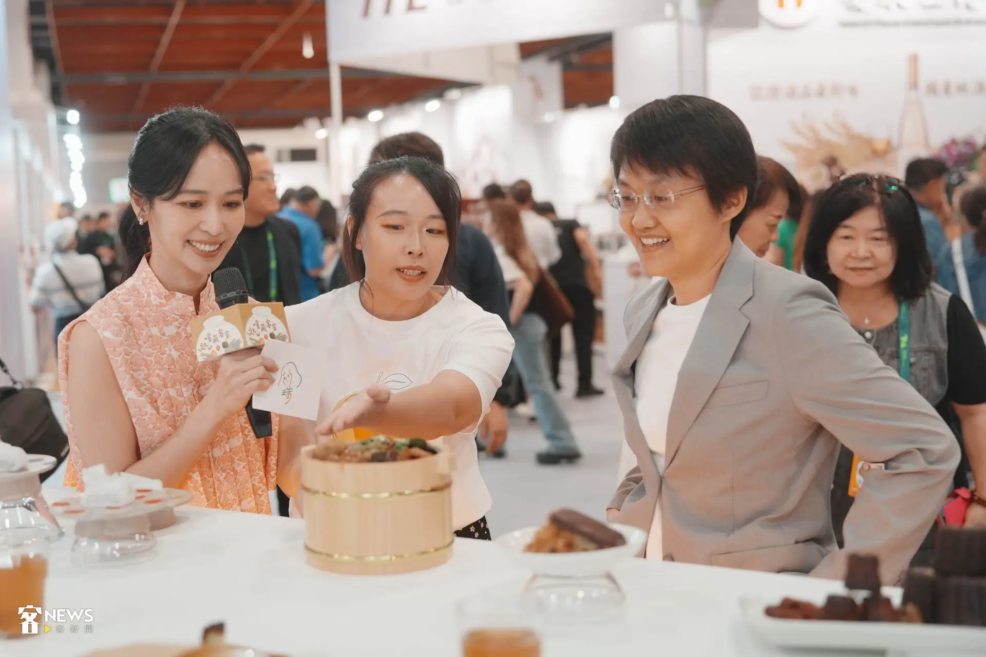 客委會主委古秀妃(右)和主持人陳明珠(左)一同逛展客家館。范修語攝