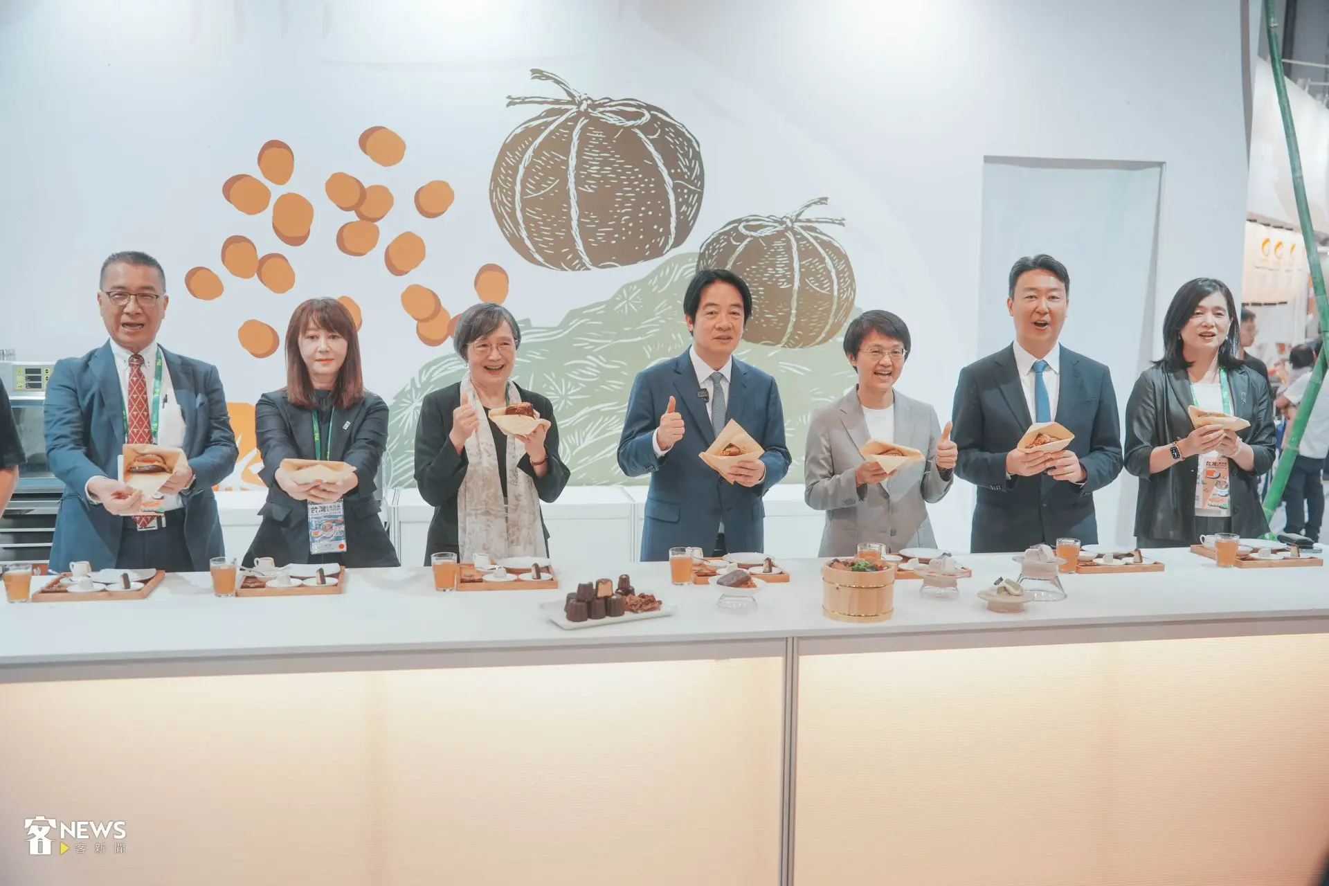 總統賴清德帶著貴賓們享用客家美食。范修語攝