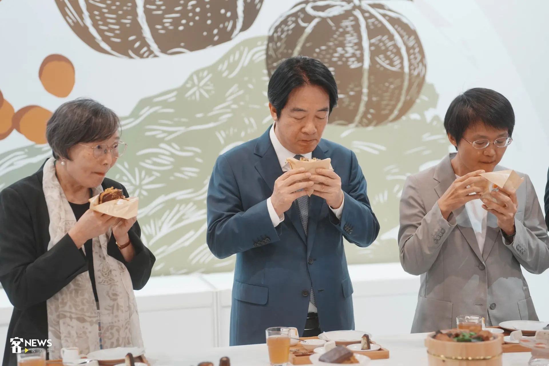 左起台灣美食展葉菊蘭主委、總統賴清德、客家委員會主委古秀妃。范修語攝