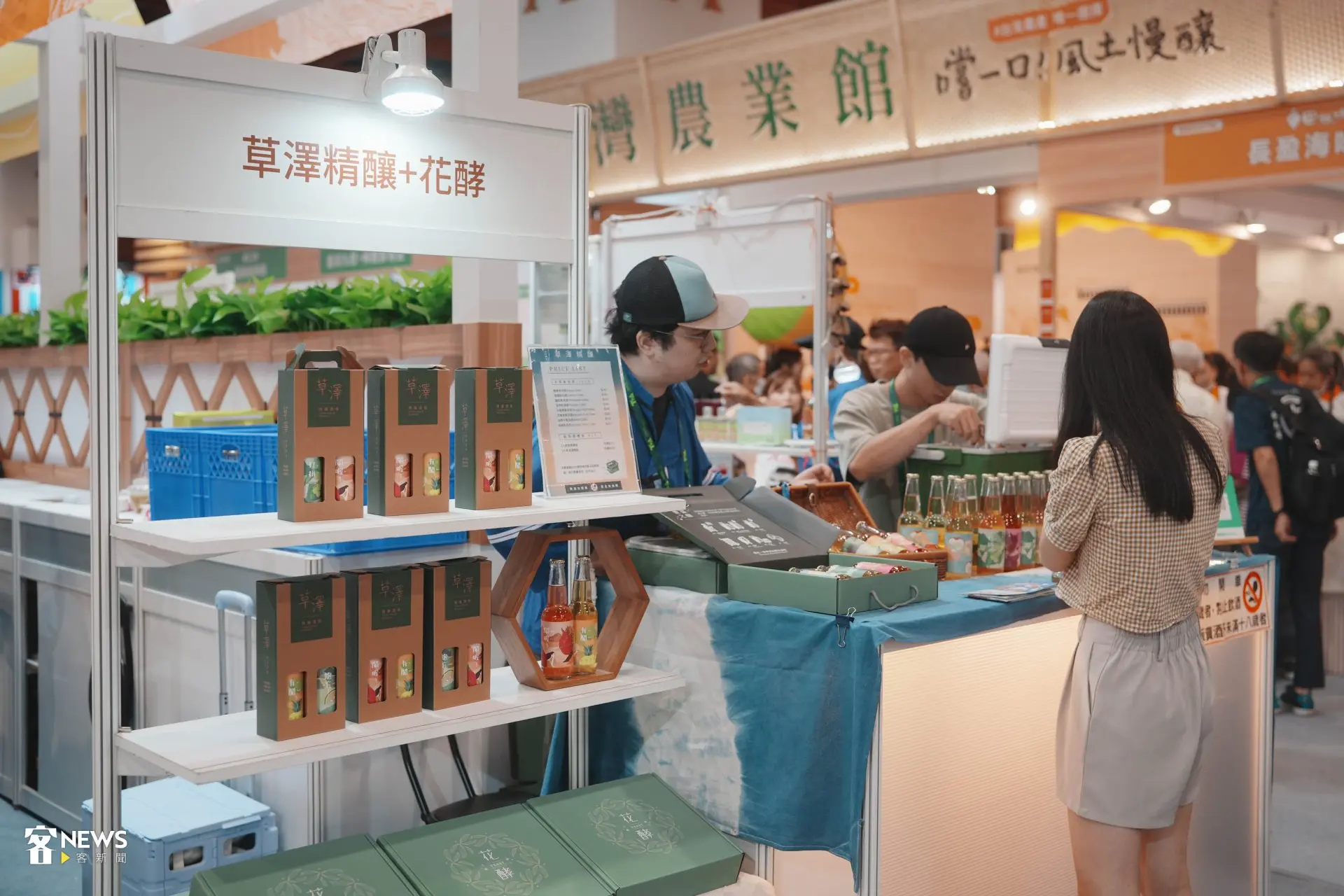 美濃在地釀酒廠與店家帶來好喝的氣泡酒,包裝上使用客語、音標,未滿18歲不得飲酒。范修語攝