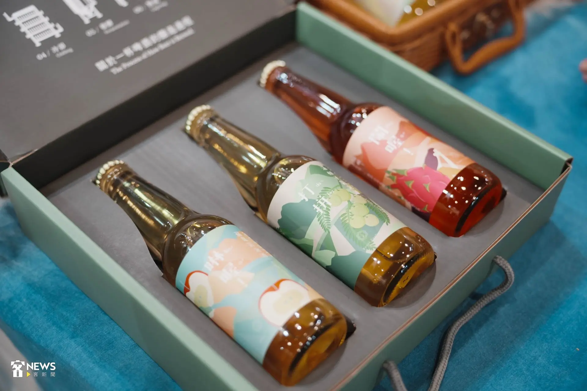 美濃在地釀酒廠與店家帶來好喝的氣泡酒,包裝上使用客語、音標,未滿18歲不得飲酒。范修語攝