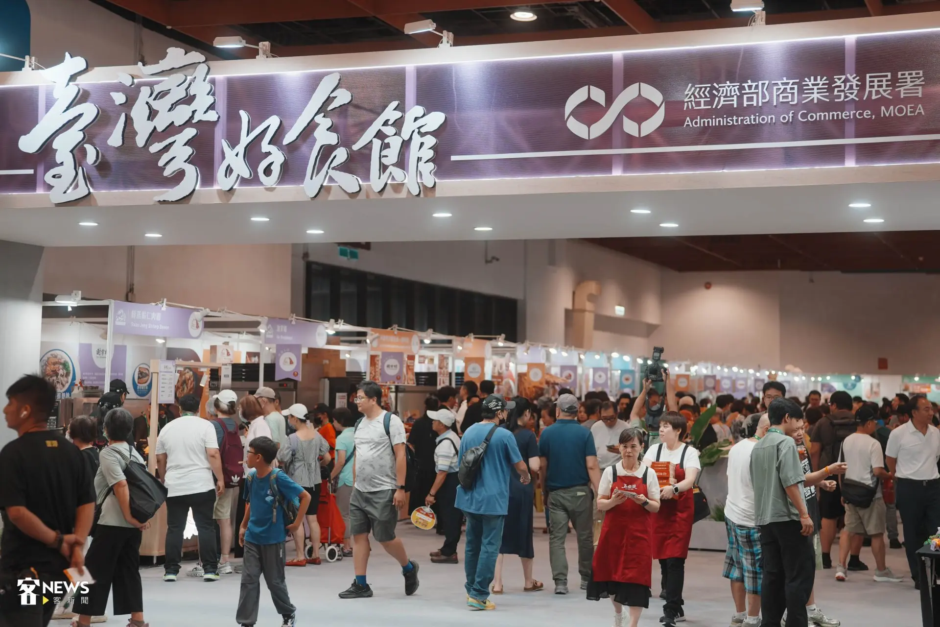 臺灣好食館有許多在地美食,吸引眾多人潮。范修語攝