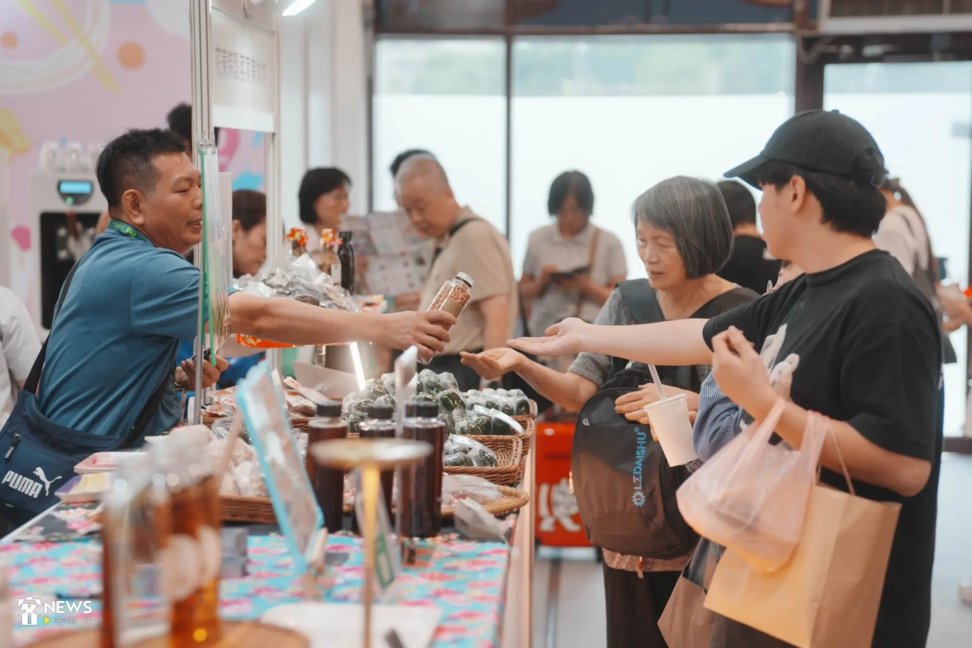民眾來逛美食展可先試吃品嚐,好吃再購買。范修語攝