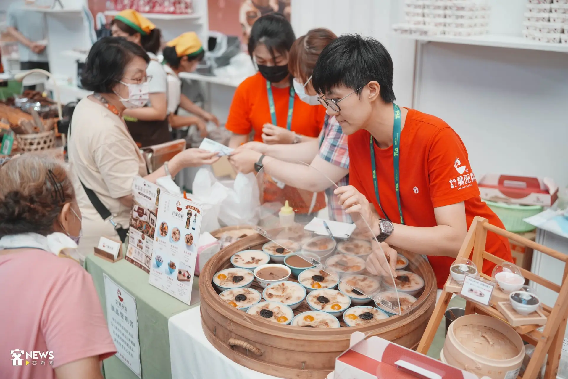 參展廠商卯足全力推銷自家產品。范修語攝