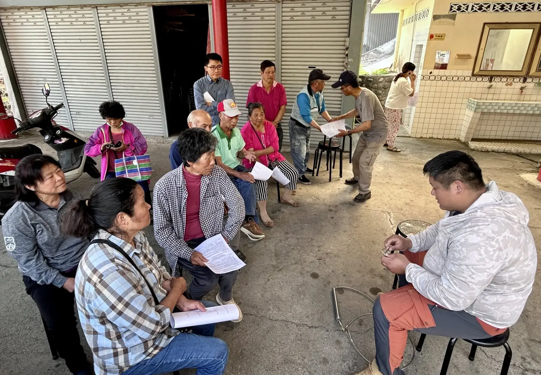 林保署台中分署麗陽工作站護管員教導新社區農會之農民使用第三代改良式獵具。林保署台中分署提供