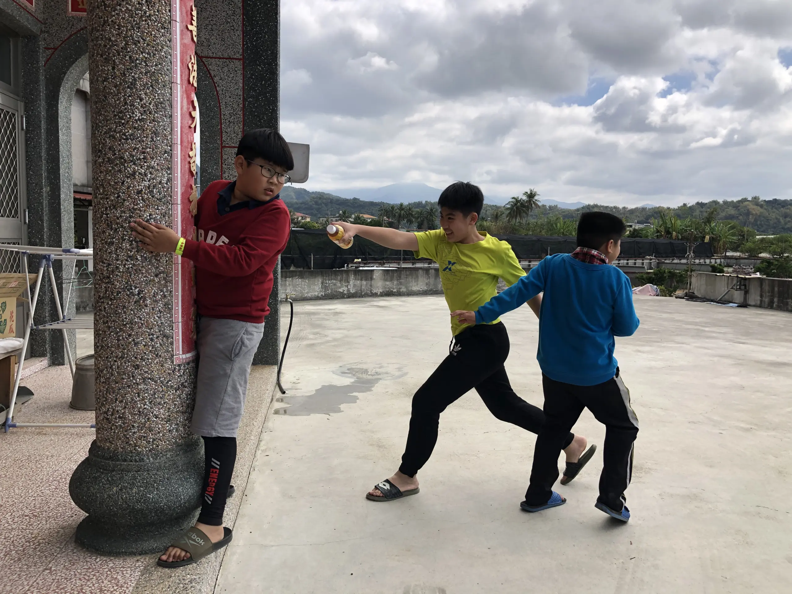 一群小孩在家門前玩「一二三木頭人」的情景已越來越少見。李慧宜攝