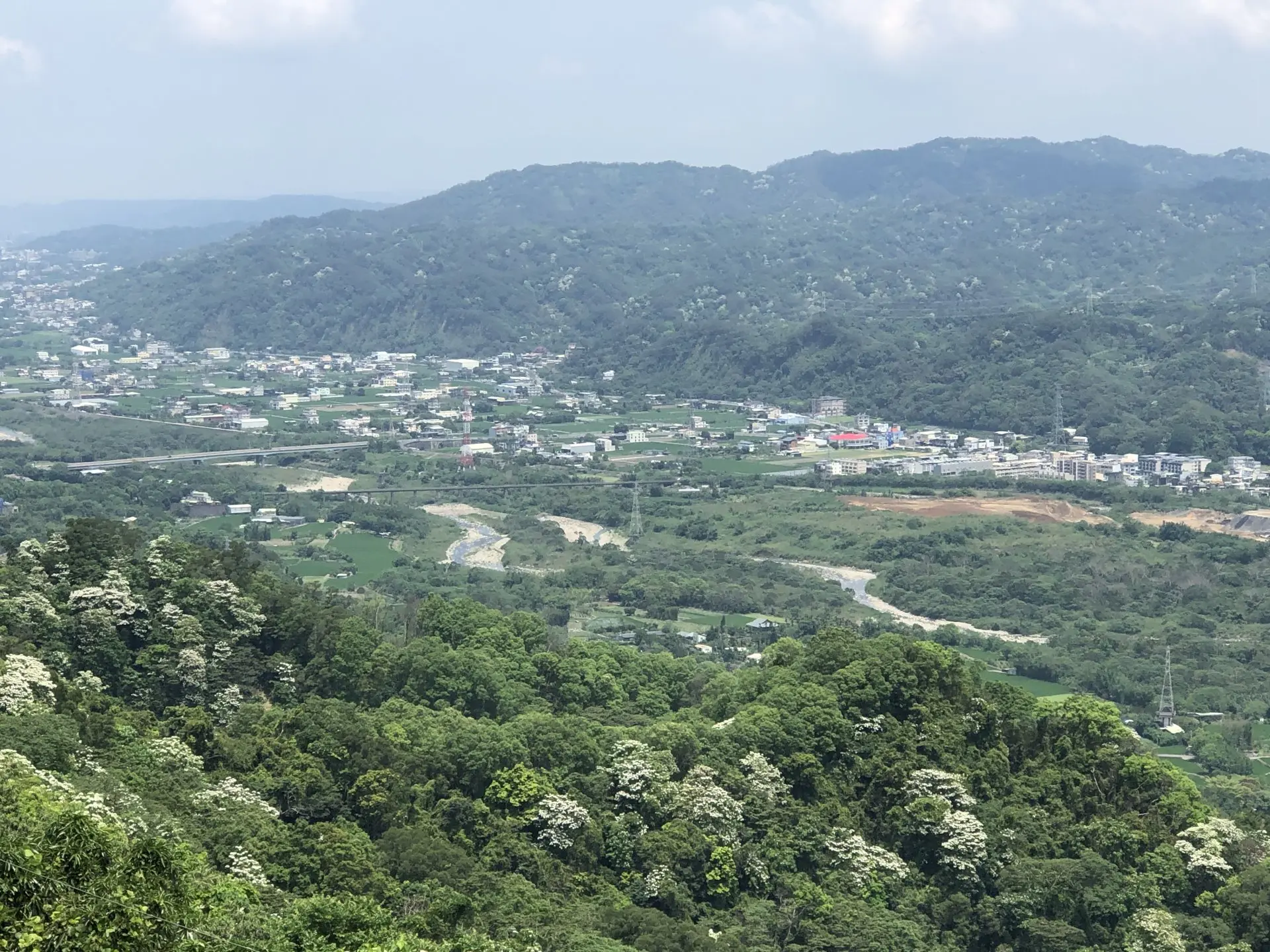 新竹縣橫山鄉的大山背與油羅溪畔,以山與河共構的長型縱谷,是當地重要的農業生產區。李慧宜攝