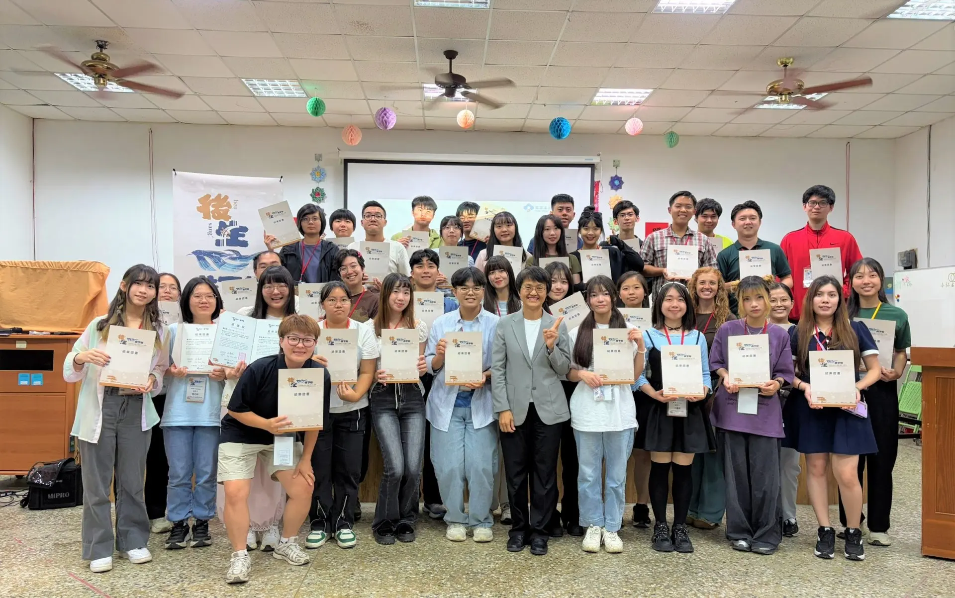 客委會主委古秀妃與海內外客家後生交流營學員大合照。客家委員會提供