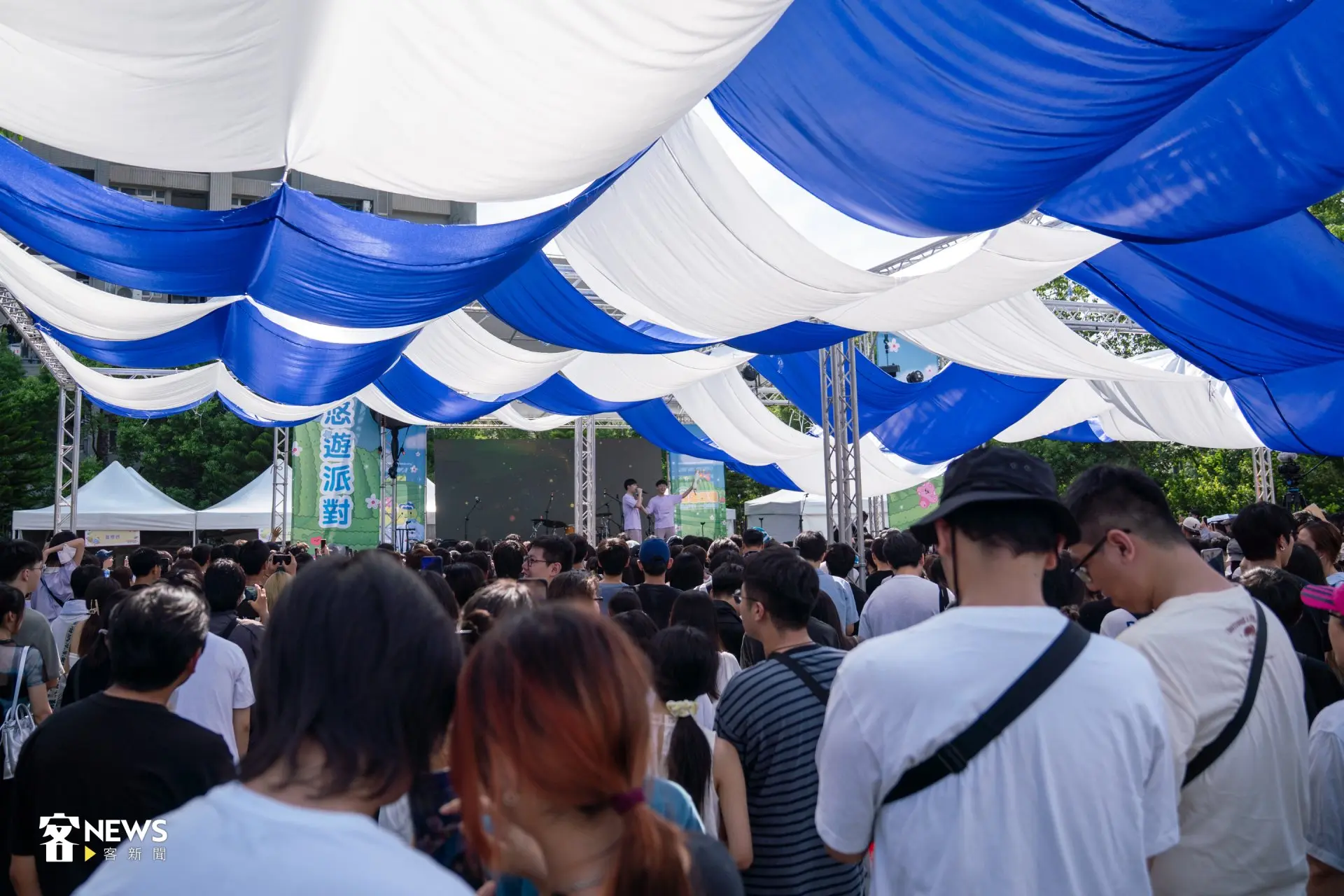 夏日漫遊派對邀請小鐘、婁峻碩 SHOU、無妄合作社、粹垢 TRAEGO、崴崴孟孟、J HALL 樂團等卡司輪番演出。洪藝晅攝
