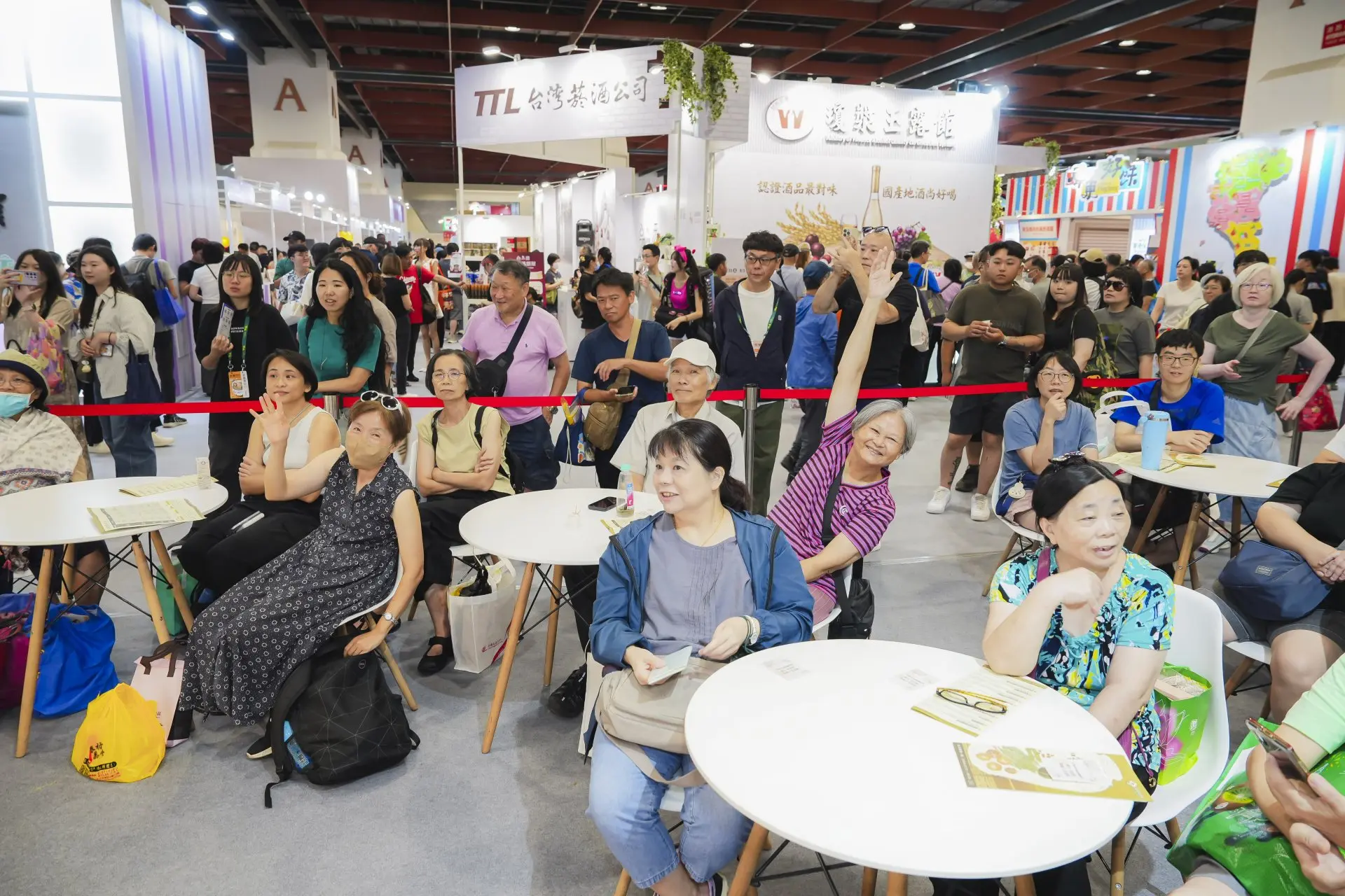 台灣美食展客家主題館串聯全台35家優質客庄業者,以「風土醞釀」為核心,演繹客家飲食底蘊,獲得民眾關注與肯定。客家委員會提供