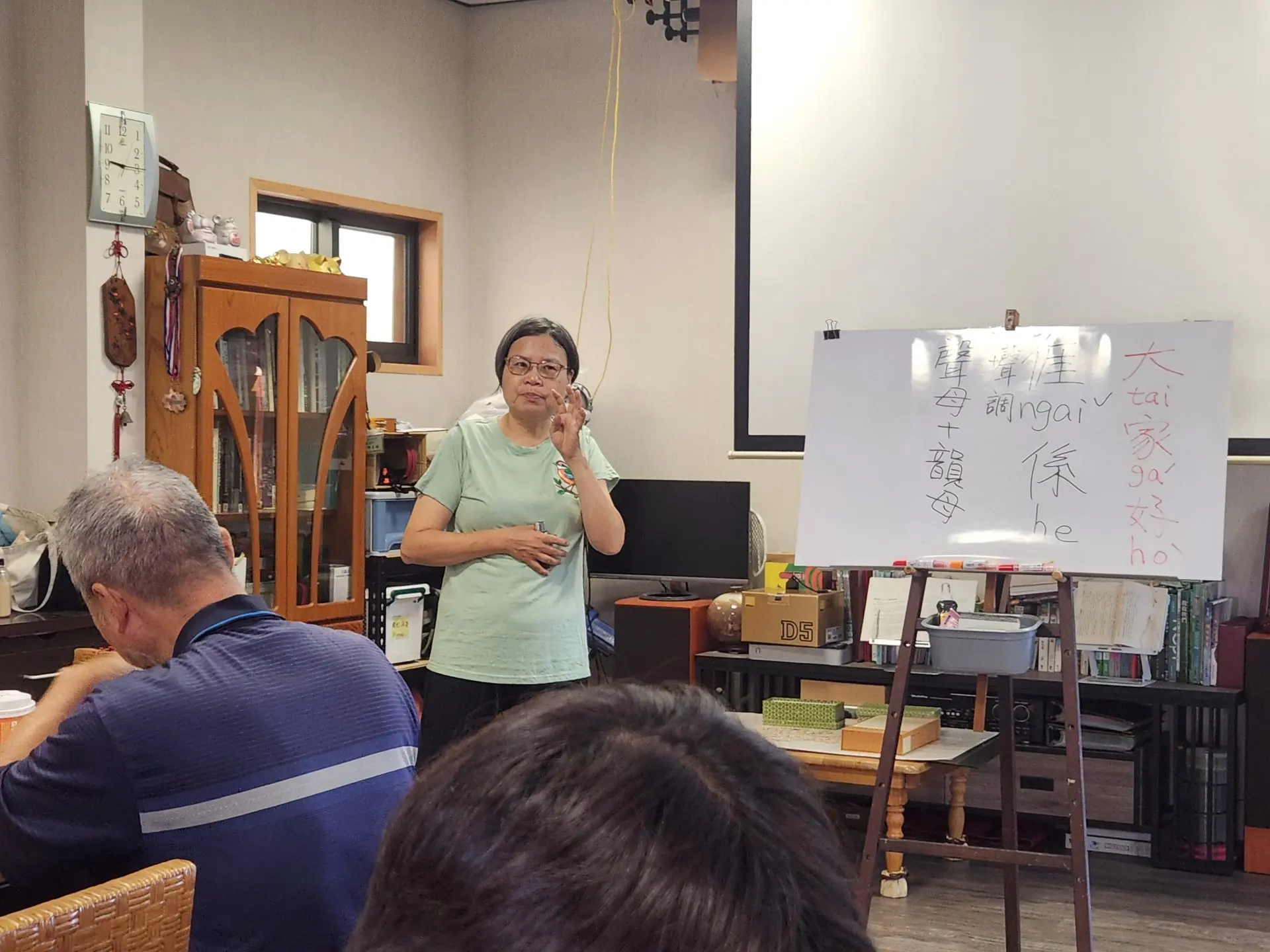 擔任「客家話季節生活學」授課講師的陳惠文是客委會客語薪傳師，也是國中、小本土語支援教師，擁有豐富的教授經驗。旗美社區大學提供