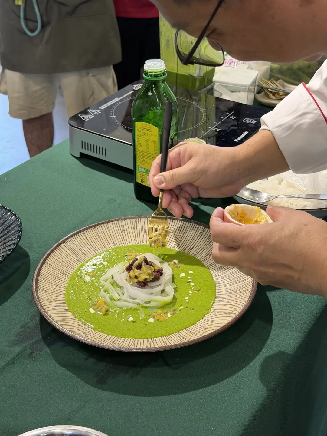 主廚與參與青年共同開發出的創意料理「綠波紅豆面帕粄」。高市客委會提供