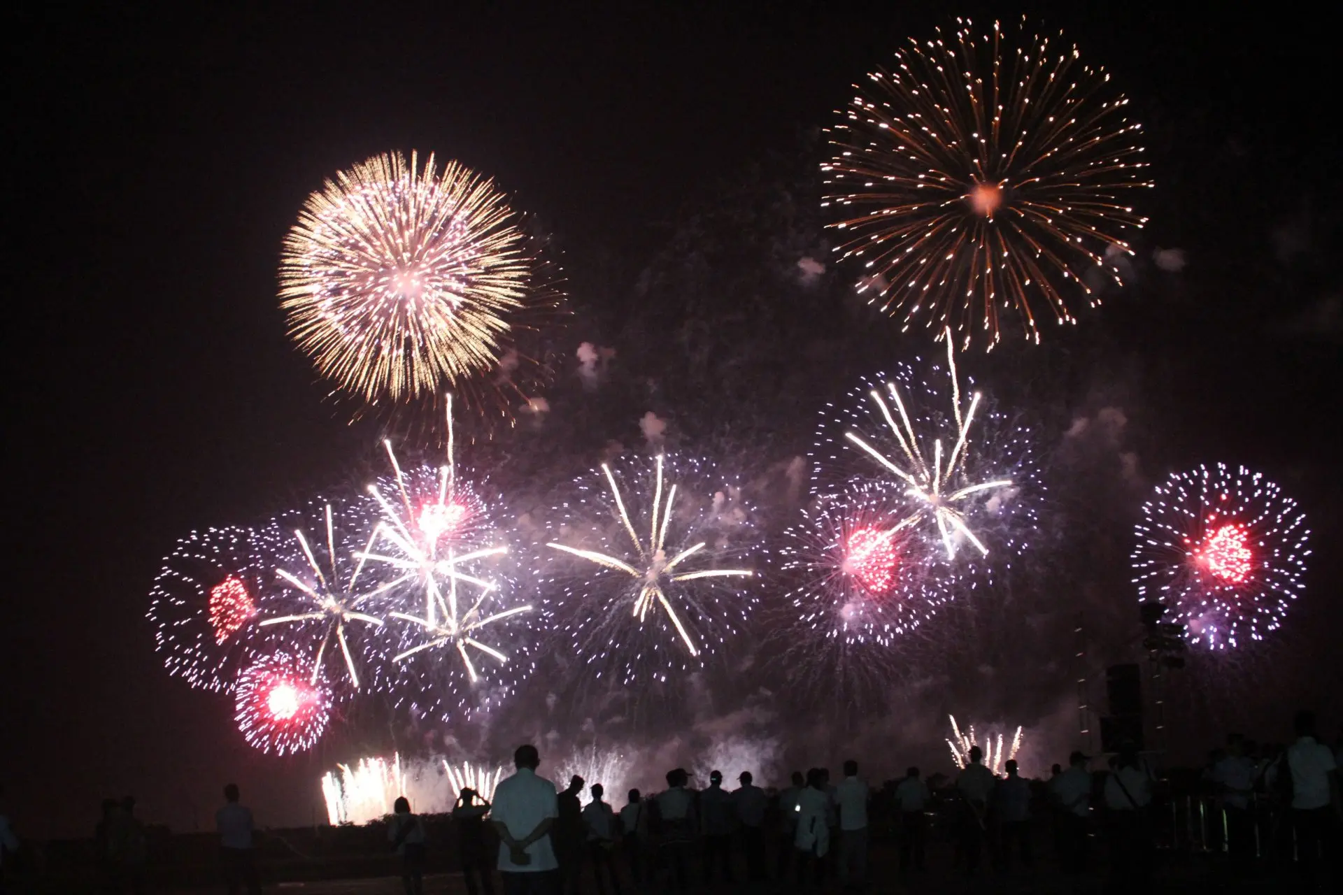 115年國慶焰火在台東，將在10月10日國慶日當天，於台東市卑南溪出海口登場。圖為106年國慶焰火施放。台東縣政府提供