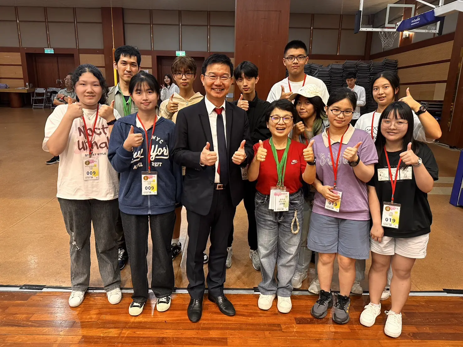 語言類得主李怡蘋-前排右三-以多元教學方式-讓客語融入校園生活。台中市客委會提供