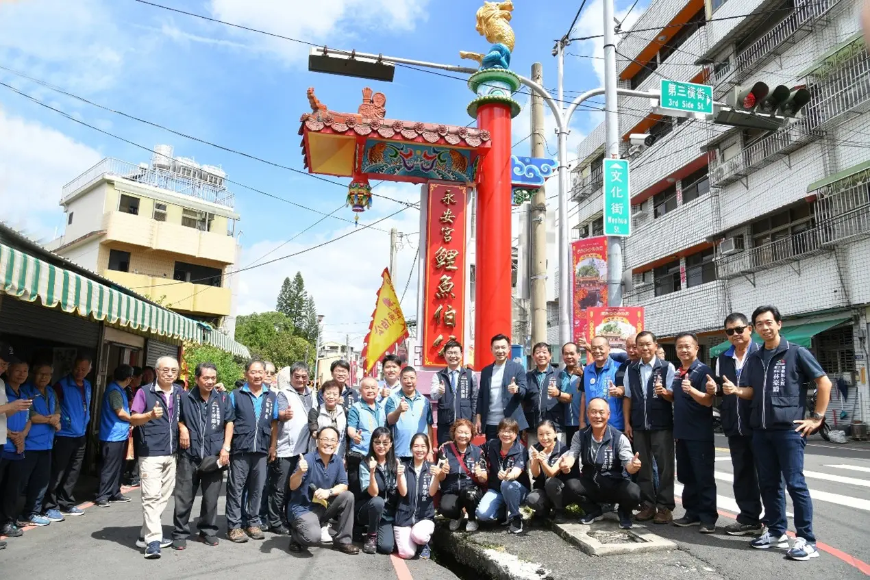 江主委及江副院長出席鯉魚伯公文化祭-與永安宮管理委員會一同參拜祈福。台中市客委會提供