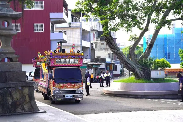 祭典區車陣恭迎義民爺。新竹縣政府提供