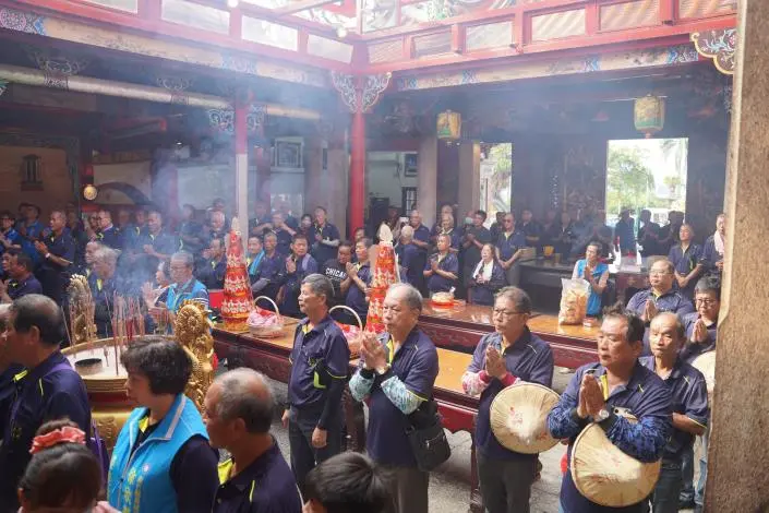 大茅埔聯庄祭典區爐主、信眾齊聚在義民廟，恭迎義民爺。新竹縣政府提供