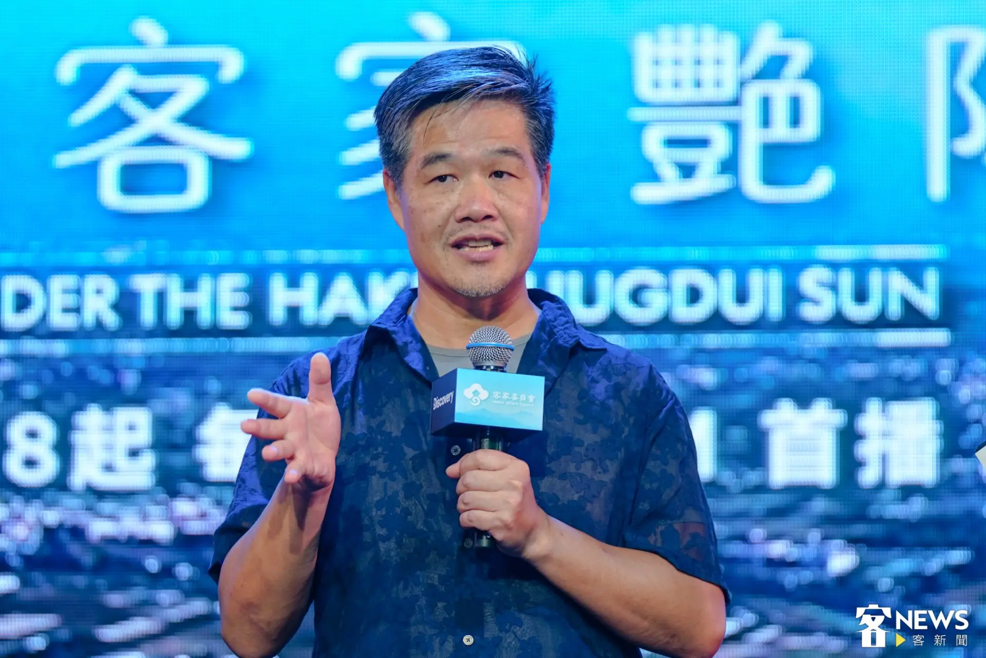 《六堆客家豔陽下》導演楊守義表示，六堆客家文化跨越300年，在補拍祭祀開台祖畫面時，碑上顯示祖先是300年前來的，那一刻覺得很感動，有一種自己終於拍到最初開端的感覺。朱愷元攝