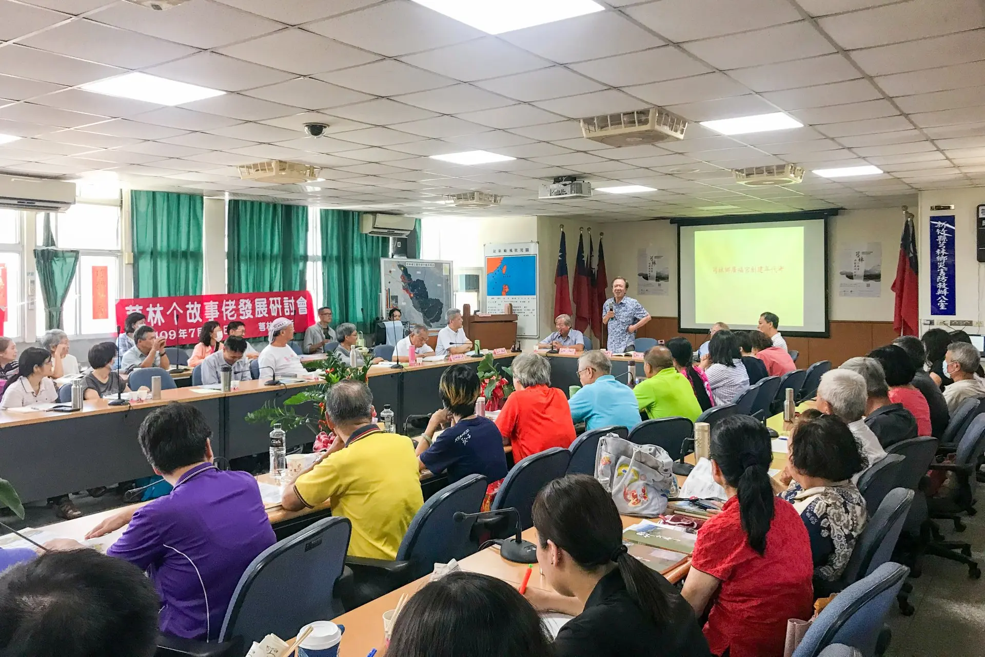 芎林个故事佬發展研討會,評論人黃卓權全程客語發表評論。2020,芎林。楊國鑫提供