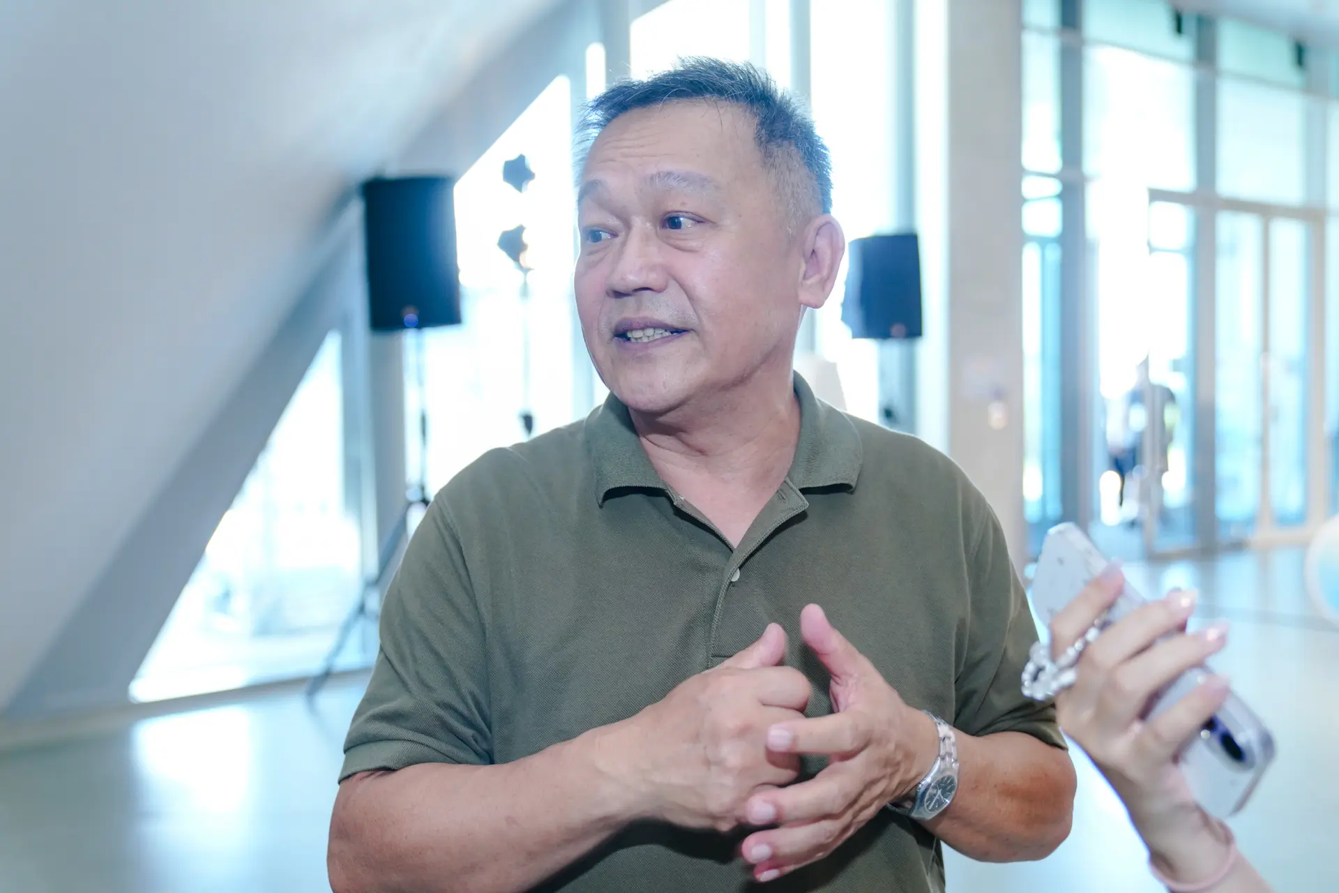 「海客24」策展人受訪分享策展主題，讓傳統客家漁村文化透過科技重新被看見。朱愷元攝