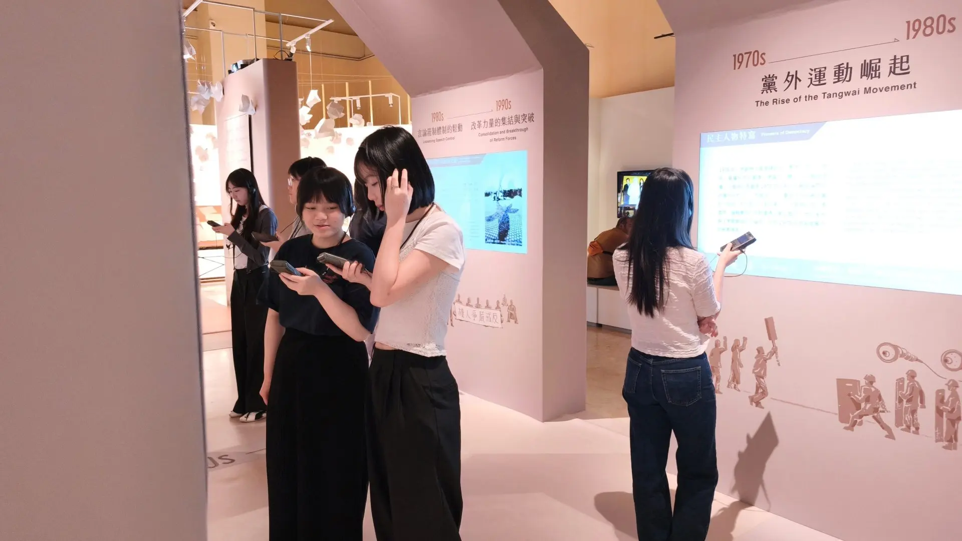 年輕朋友結伴到「自由花蕊展」聆聽語音導覽介紹臺灣民主發展歷史。國立中正紀念堂管理處提供