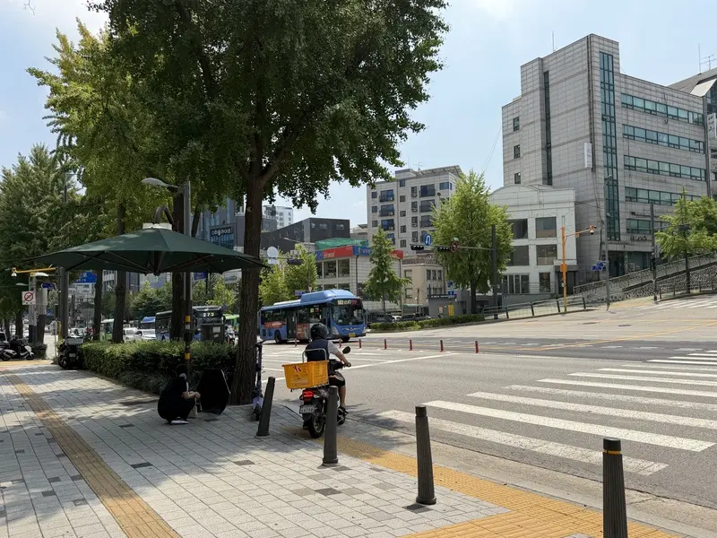 韓國連日高溫，首爾市3日召開高溫緊急對策會議，針對健康弱勢族群、戶外工作者及一般市民擬定抗暑策略。圖為首爾一處斑馬線旁的遮陽傘。中央社
