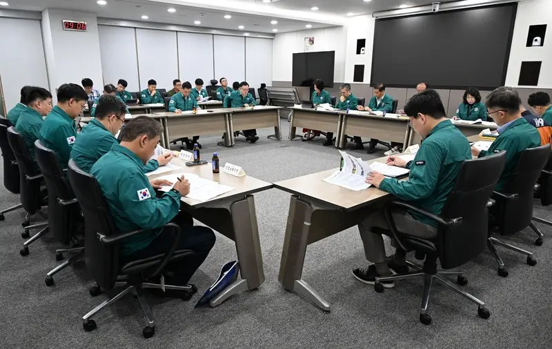 <br />韓國連日高溫，首爾市3日召開高溫緊急對策會議，針對健康弱勢族群、戶外工作者及一般市民擬定抗暑策略。首爾市政府提供