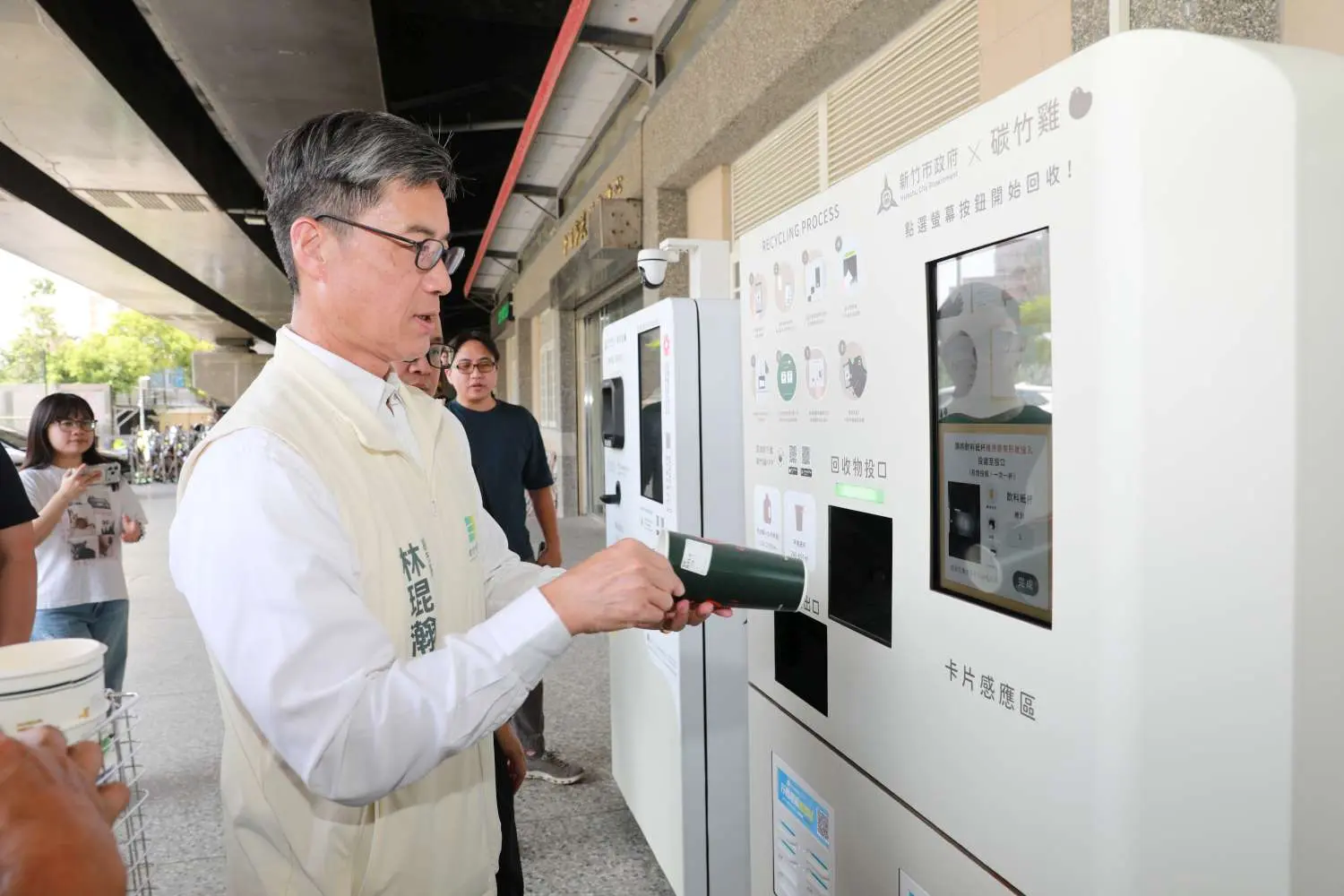 竹市副市長林琨瀚昨(3)日前往中埔市民活動中心,進行視察並親自操作體驗。新竹市政府提供