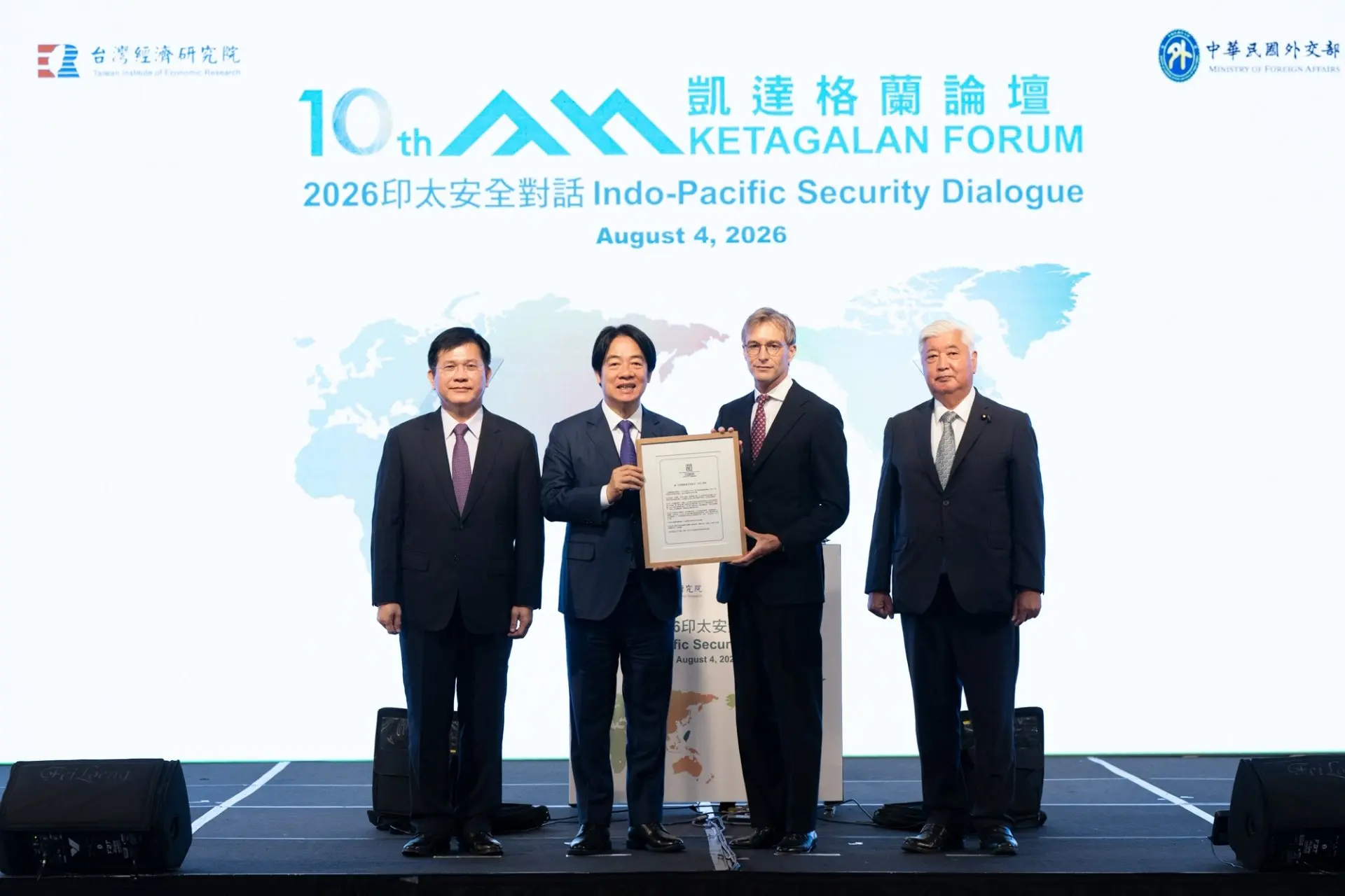 IPAC創辦人兼執行主任裴倫德(右2)及日本共同主席中谷元(右1)與賴清德、交通部長林佳龍(左1)介紹IPAC針對中國實施《民族團結進步促進法》發表之聲明書並合影。總統府提供