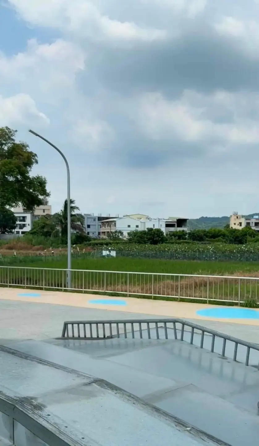 一名孩童在彰化縣員林市一處滑板場公園因碰到鐵板燙傷,家長發現後緊急送醫治療,對此員林市公所將評估增設熱傷害等警示。翻攝自員林人大小事公開社團