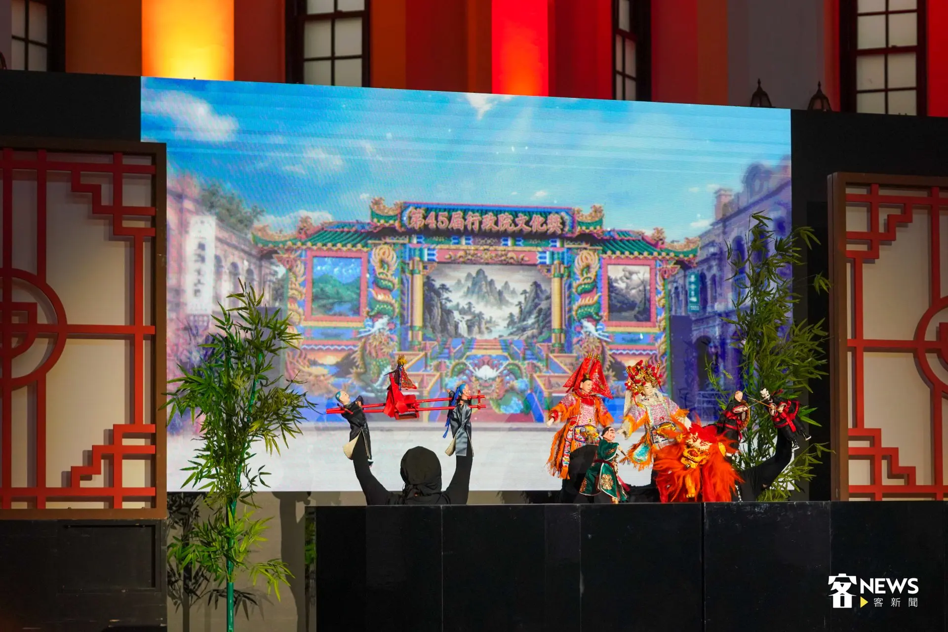 今天頒獎典禮開演表演,安排《台北木偶劇團》布袋戲與搖滾樂團《百合花》跨界合作,向3位得獎者致敬。第三段以臺灣陣頭熱鬧出場,進入戲曲及野台戲的經典魅力,致敬邱坤良數10年來深耕傳統戲曲與民間文化的熱情。洪藝晅攝