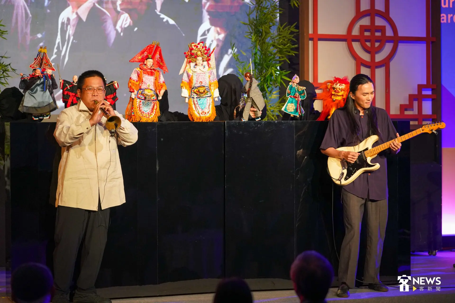 今天頒獎典禮開演表演,安排《台北木偶劇團》布袋戲與搖滾樂團《百合花》跨界合作。洪藝晅攝