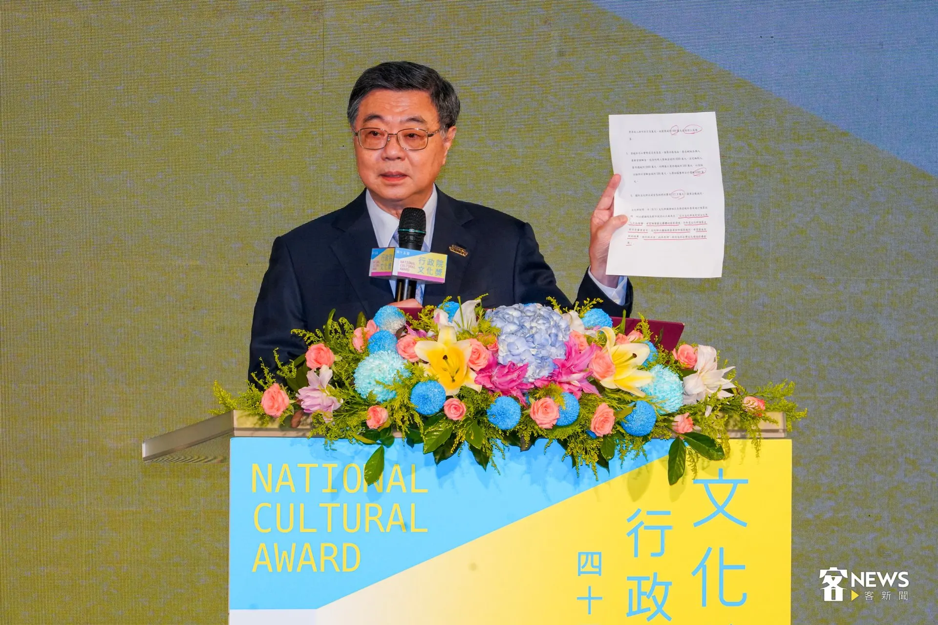 第45屆行政院文化獎5日在台北中山堂舉行頒獎典禮，行政院長卓榮泰（圖）出席致詞，現場展示相關文件，向立法院喊話爭取文化部預算。洪藝晅攝