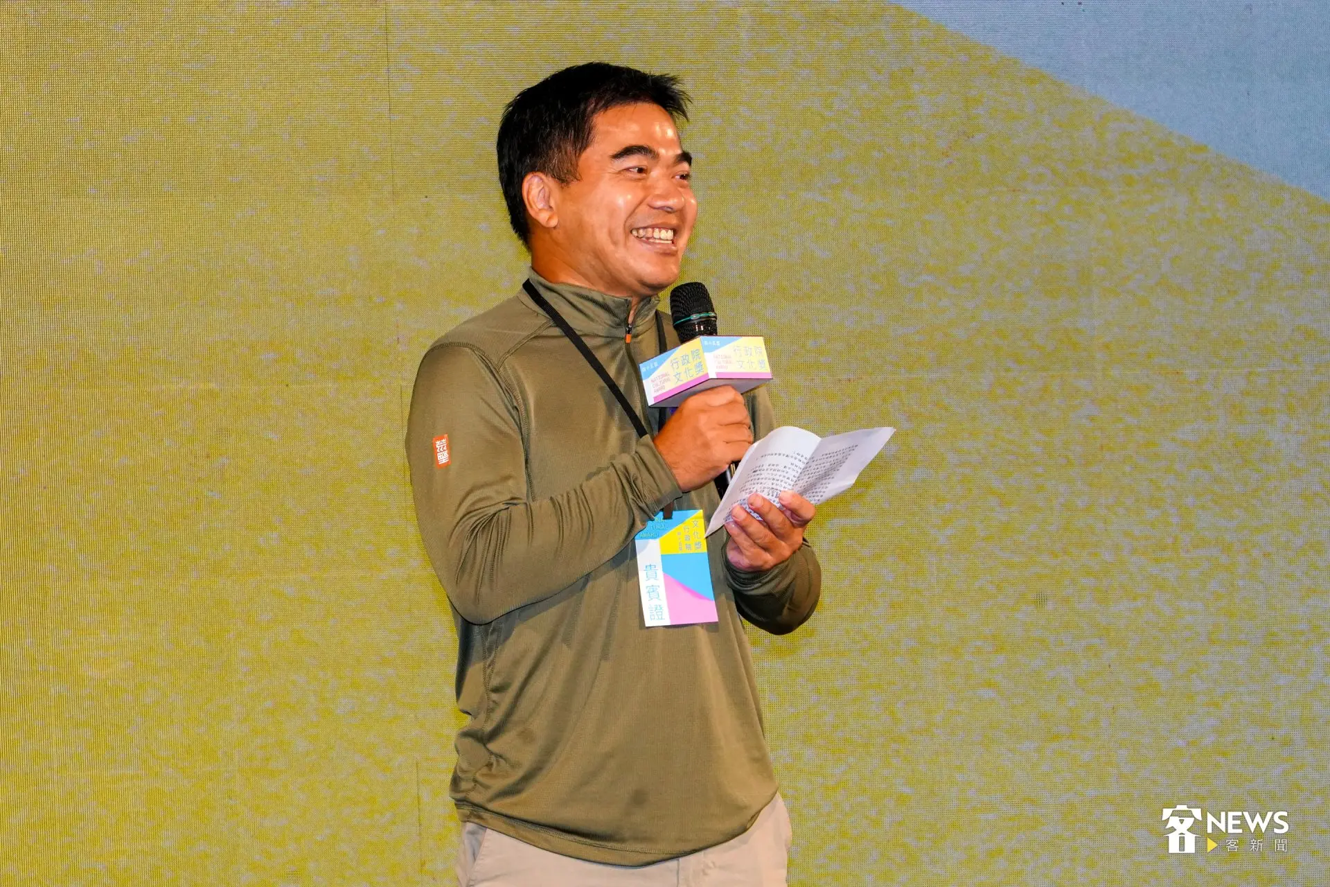 徐仁修目前人在新幾內亞雨林中,由荒野基金會執行長段世同代領這份榮譽,直言和徐仁修相處,能感受到他對於大自然滿滿的熱情與愛。洪藝晅攝