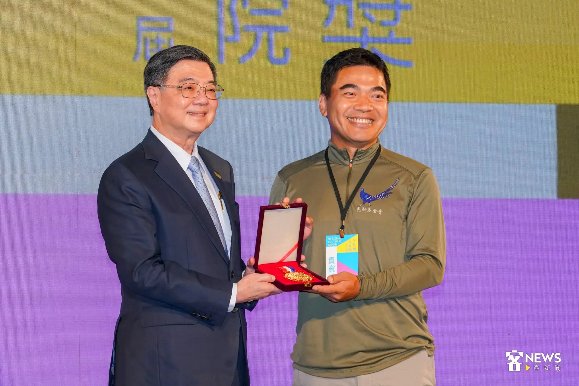 行政院長卓榮泰授贈文化獎章給徐仁修，不過徐目前於新幾內亞雨林，由荒野基金會執行長段世同代領。洪藝晅攝