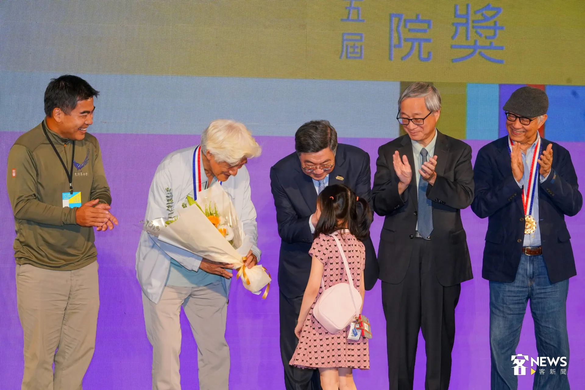 台北藝術大學名譽教授邱坤良的孫女拿著捧花上台給阿公祝賀。洪藝晅攝