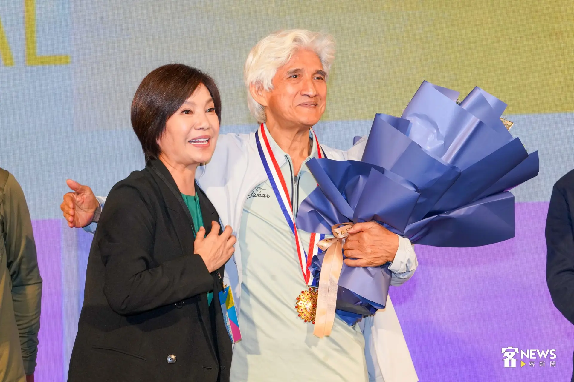 台灣著名的歌仔戲坤生名伶、演員唐美雲獻花給邱坤良。洪藝晅攝