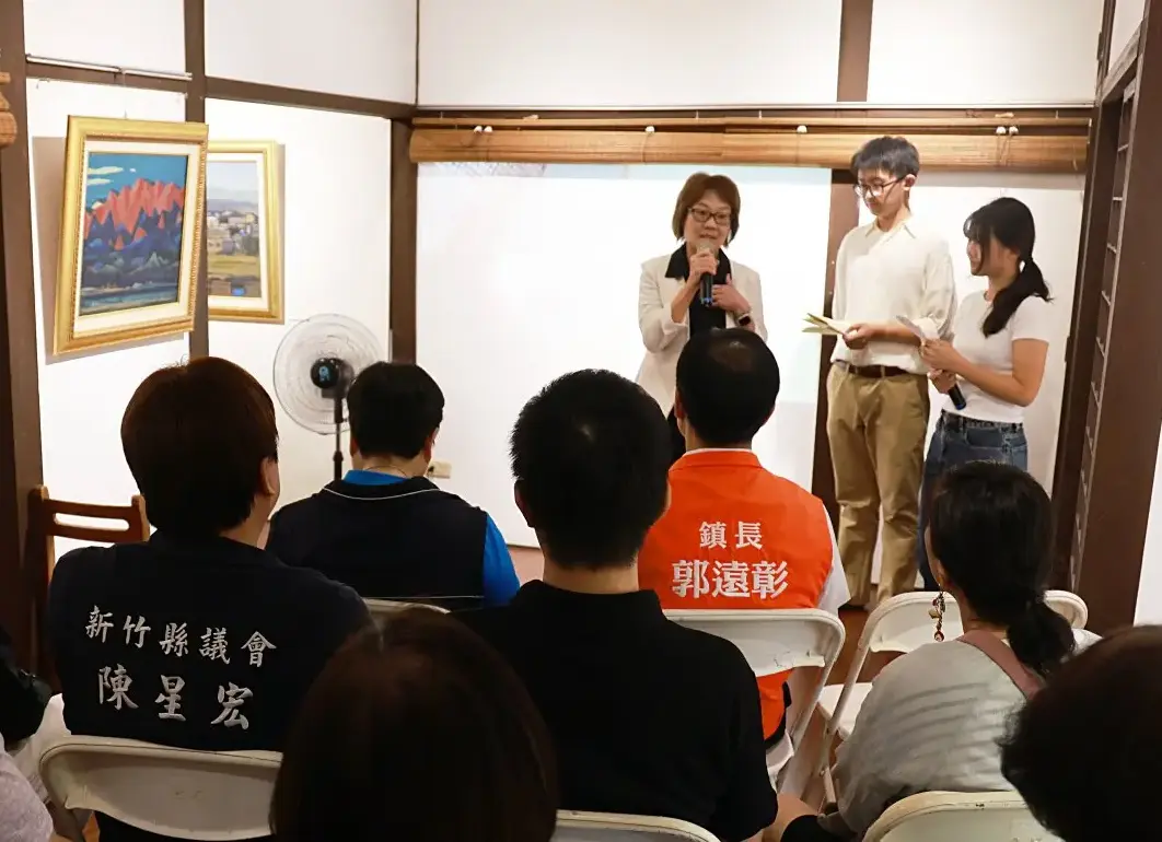 新竹縣文化局副局長郭秋燕邀請民眾至蕭如松藝術園區參觀《畫裡的家鄉》劉邦光作品展。彭雅芳提供
