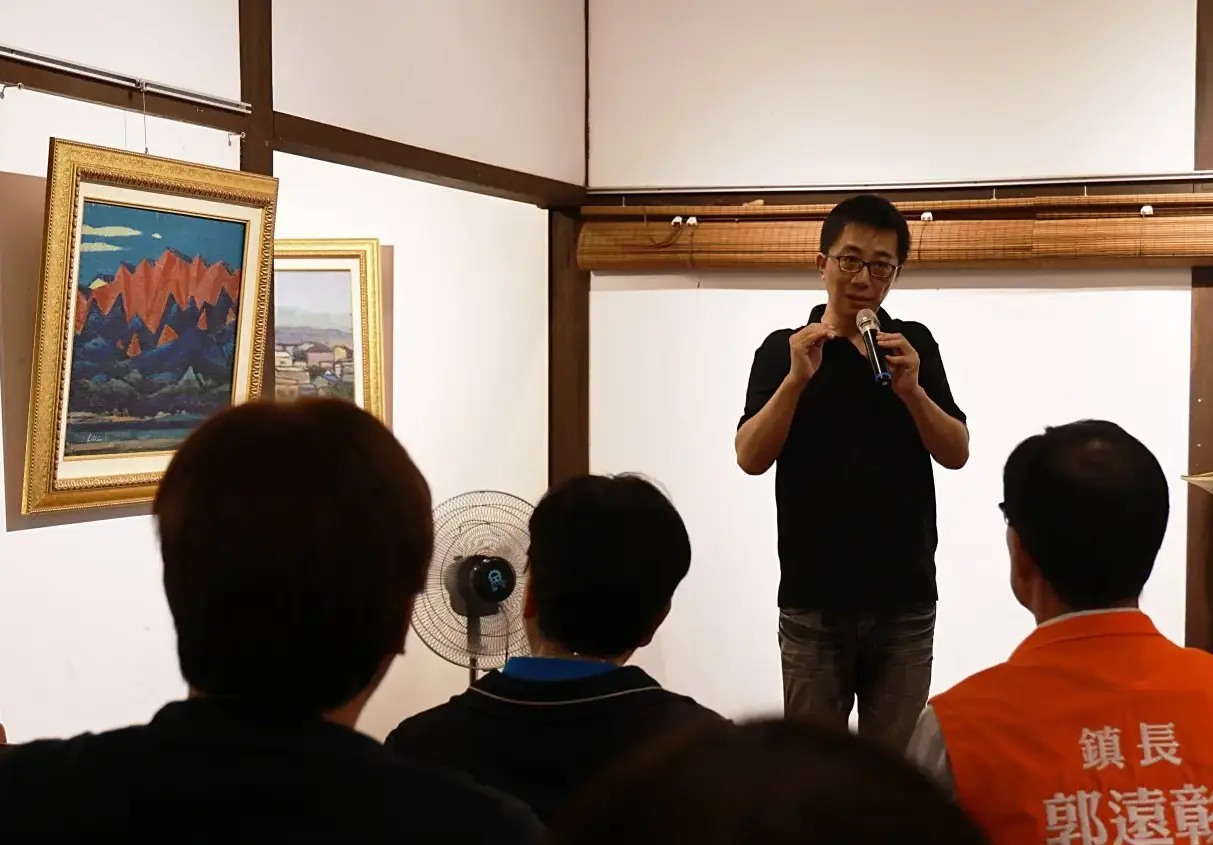 名冠藝術館總監陳昭賢分享對劉邦光作品的觀察與分析。彭雅芳提供